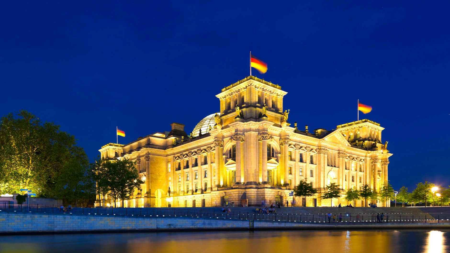 Das Reichstagsgebäude ist auch in der Nacht hell erleuchtet (Symbolbild).