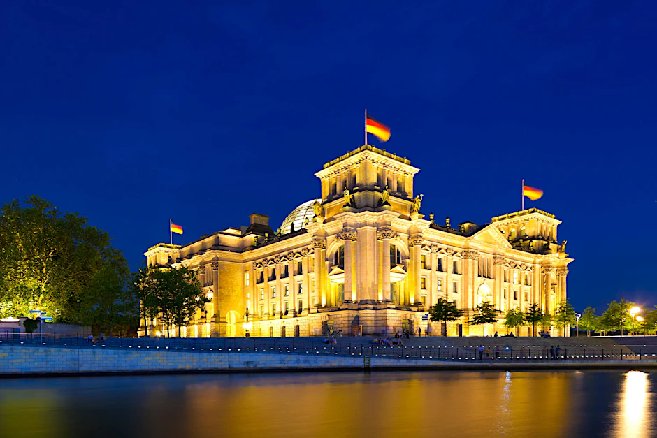 Das Reichstagsgebäude ist auch in der Nacht hell erleuchtet (Symbolbild).