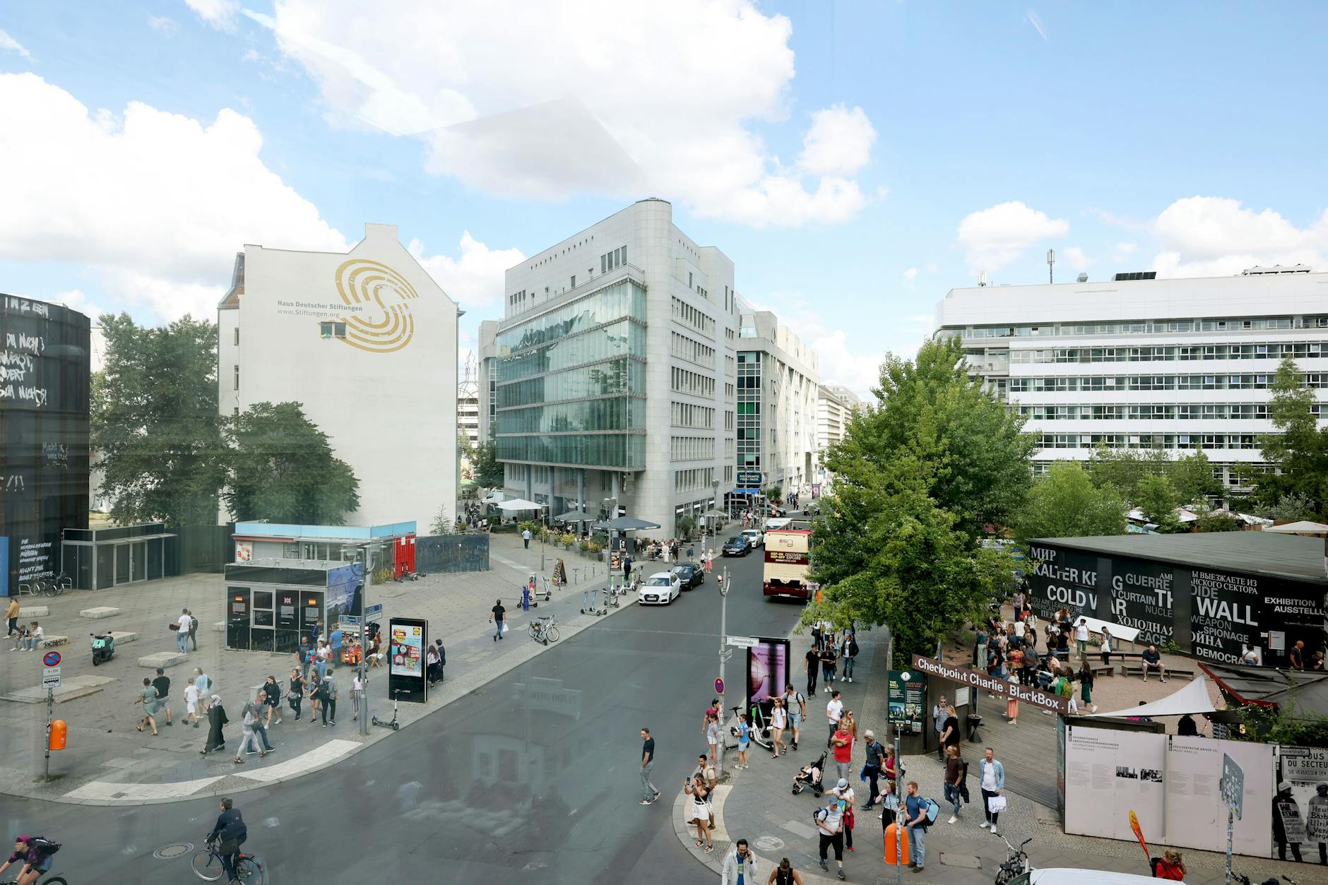 Blick auf den ehemaligen Kontrollpunkt Checkpoint Charlie. Die Brandwände sollen nicht bebaut werden, um die durch Teilung und Mauerbau verursachte Wunde in der Stadt erfahrbar zu machen.