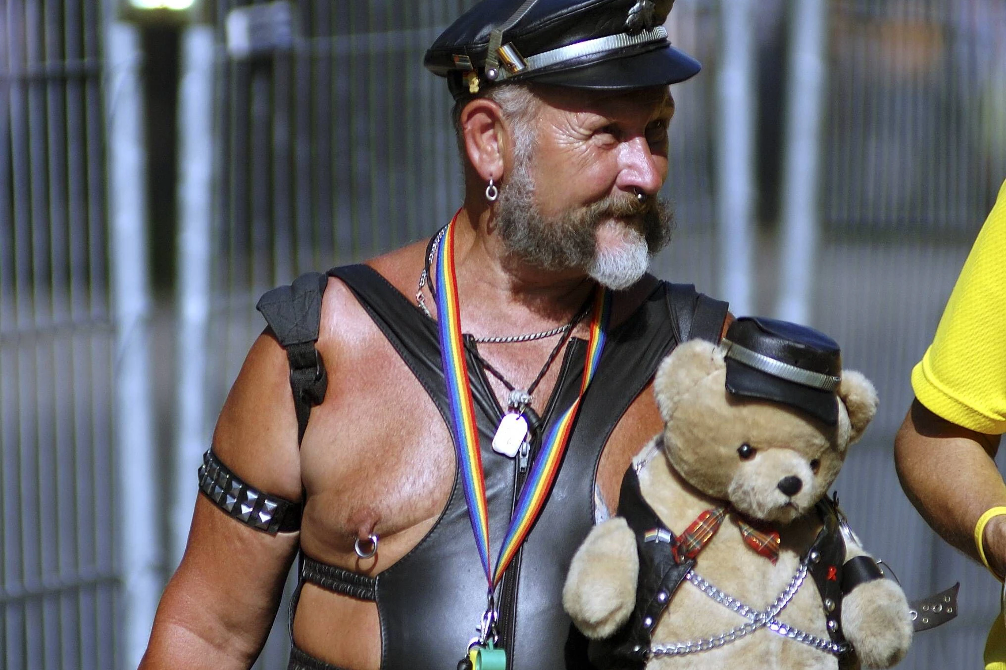 Ein Bärchen kommt selten allein: Zwei haarige Exemplare streifen über den Christopher Street Day.