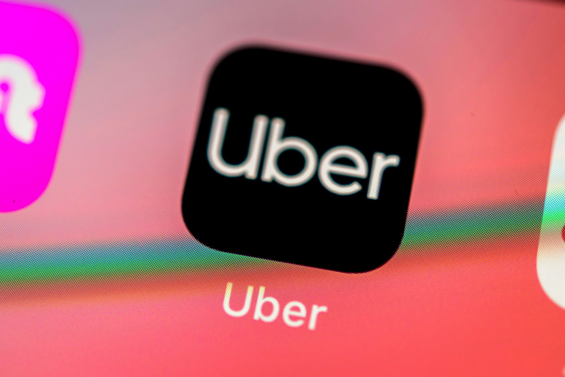 Logo der Uber-App auf Handy-Display.