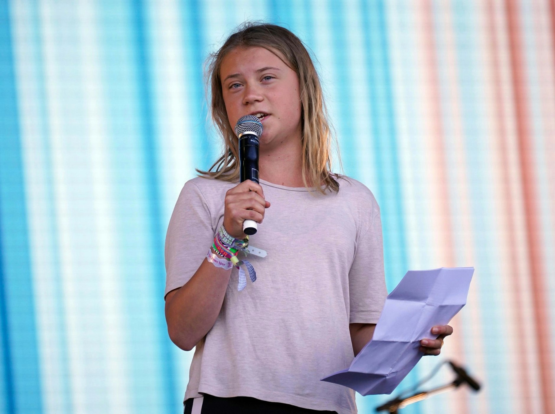 dpatopbilder - Die schwedische Klimaaktivistin Greta Thunberg steht während des Glastonbury Festivals in Worthy Farm in Somerset auf der Bühne und spricht zum Publikum.  