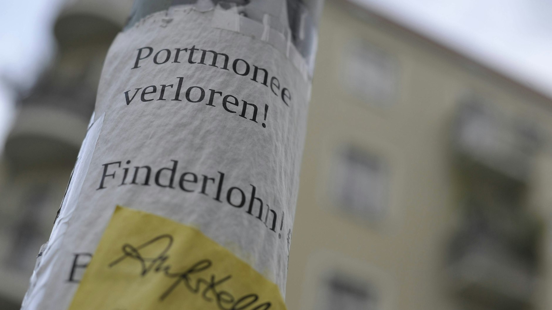 Jemand hat in Prenzlauer Berg sein Portemonnaie verloren und hofft, es mit einem öffentlichen Aushang wiederzuerlangen. Auch ein Finderlohn wird versprochen.