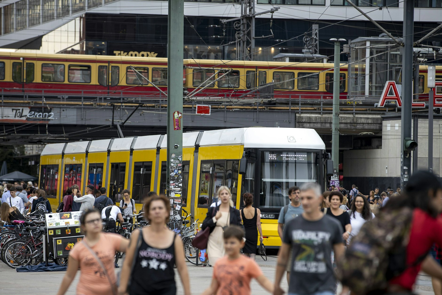 Am Alexanderplatz kreuzen sich S-Bahn und Straßenbahn: Momentan kann man die mit dem 9-Euro-Ticket nutzen. 