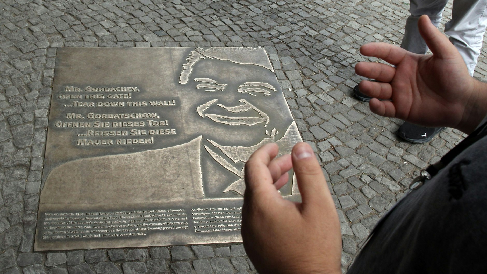 „Mr. Gorbachev, tear down this wall!“: Hätte Afghanistan so viel westliche Unterstützung bekommen, wie die BRD es hat, könnte sein Schicksal jetzt ganz anders aussehen, so Tourleiter Ibrar.