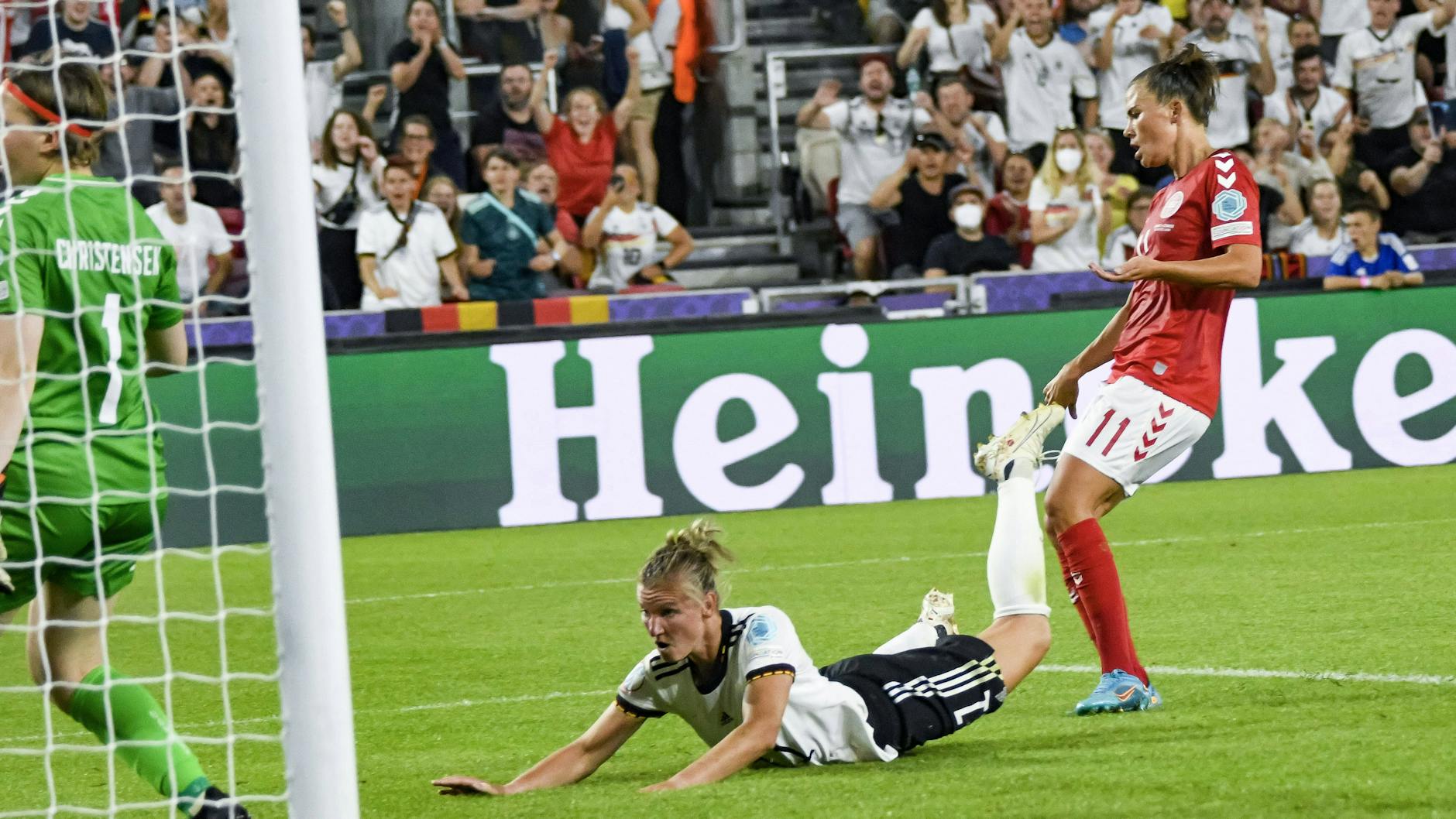 Kapitänen Alexandra Popp beendet im ersten Spiel gegen Dänemark ihren EM-Fluch und traf als Joker zum 4:0. Gegen Spanien könnte Popp nun beginnen.