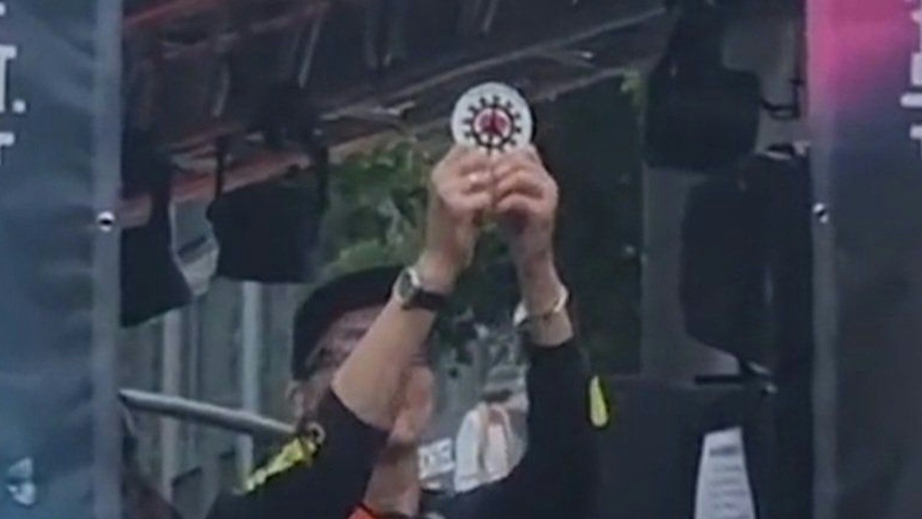 Darum geht es: Dr. Motte hält am Samstag bei der Loveparade das Symbol der Querdenker hoch.