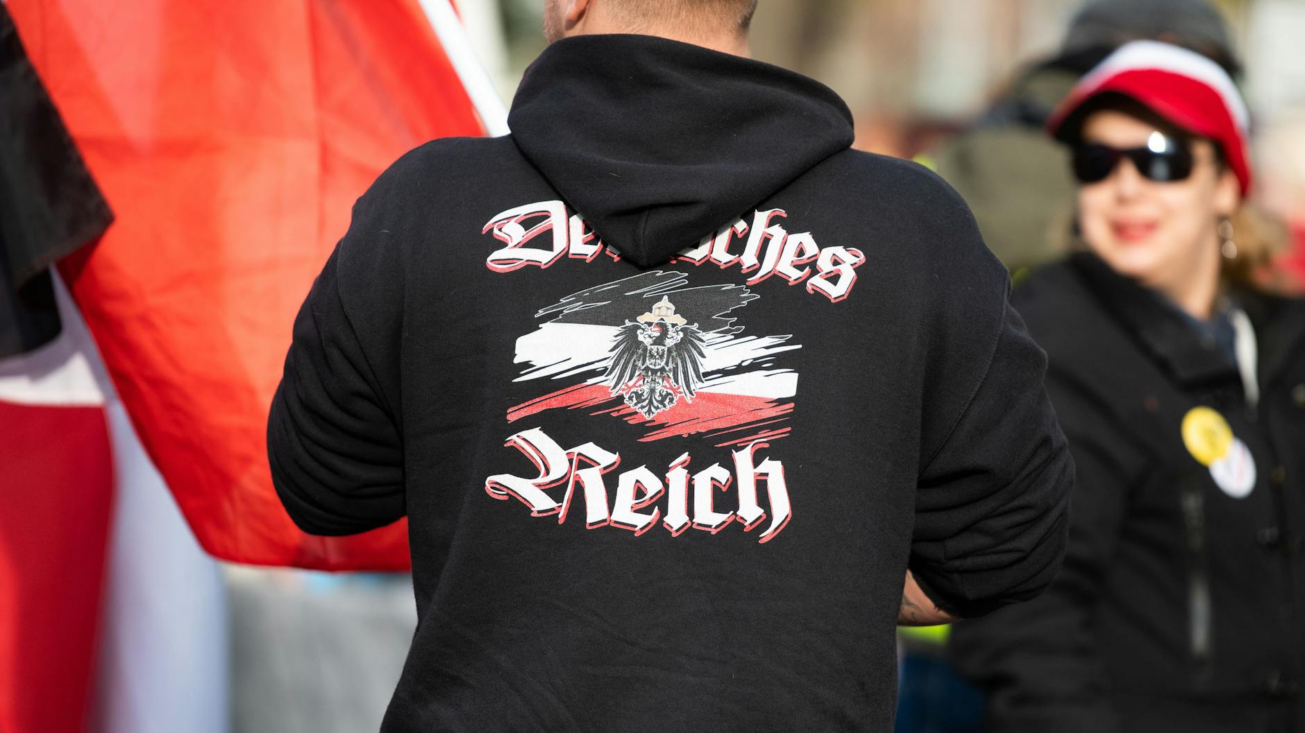 Brandenburg, Potsdam: Ein Mann trägt einen Pullover mit dem Aufdruck „Deutsches Reich“ bei einer Demonstration von Reichsbürgern im November 2020.
