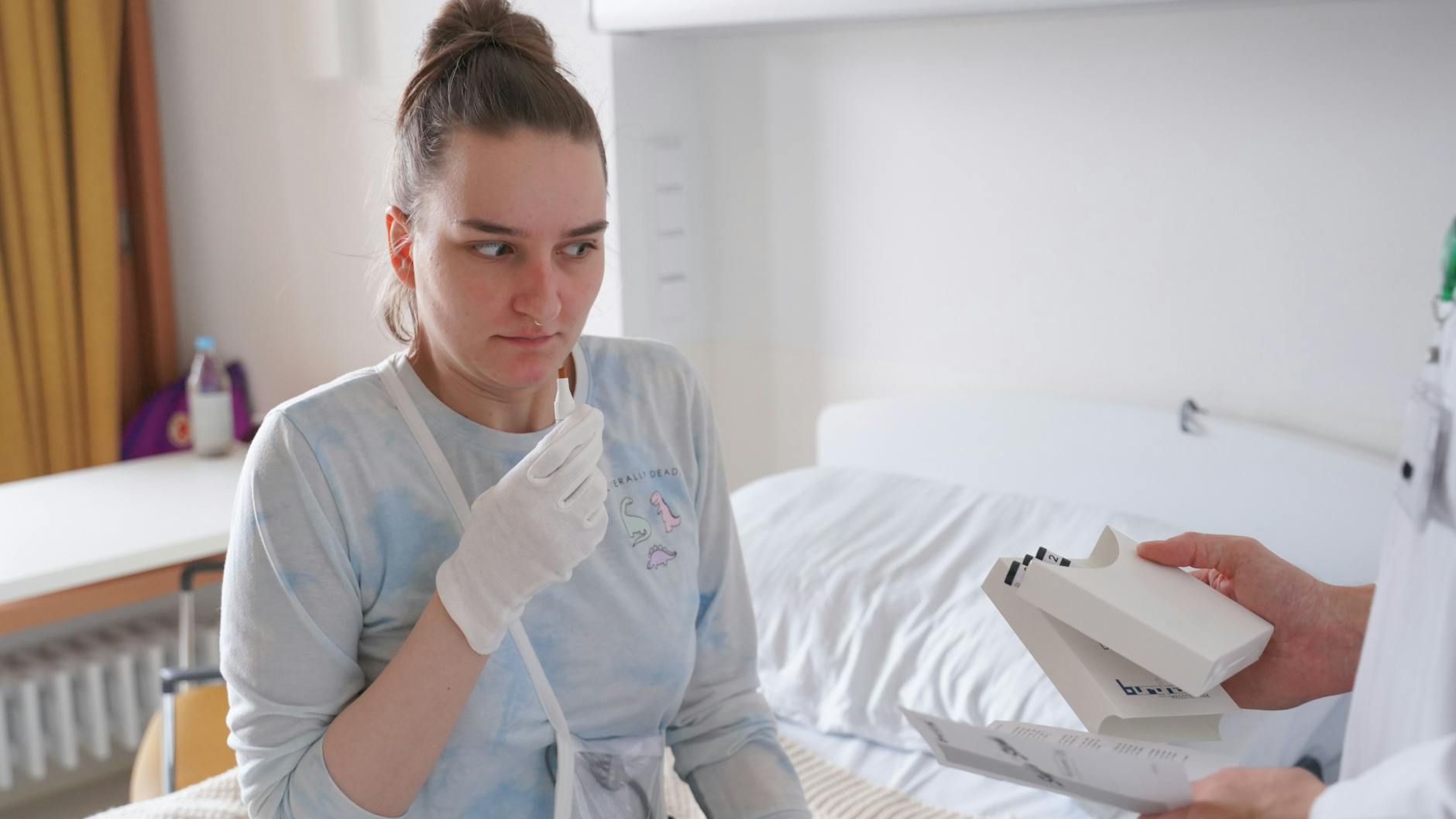 Birgit S. (l) beim Riechtraining im Unfallkrankenhaus Berlin.
