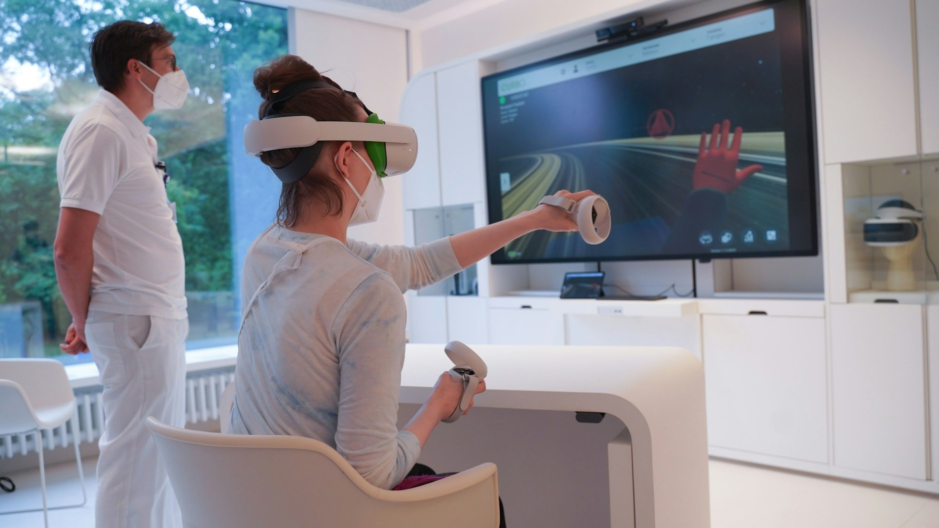 Mit einer Virtual-Reality-Brille trainiert Birgit S. verschiedene Anwendungen und Spiele. Damit werden   Motorik, Sensorik und Konzentration gleichzeitig geschult.