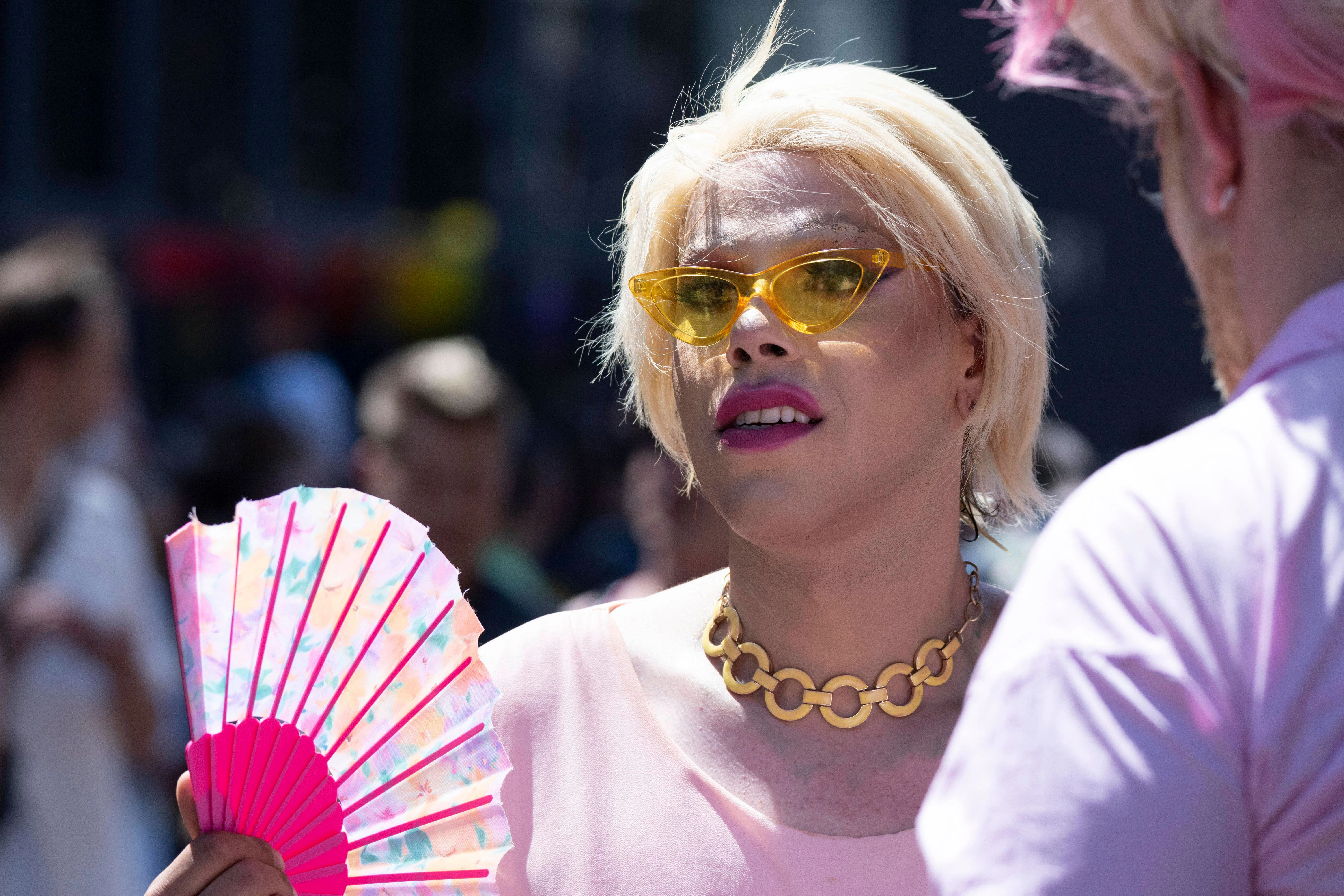 Ist schon selbst total verwirrt: Eine „Dragqueen“ auf dem CSD zwischen „Bären“, „Twinks“ und „Geeks“.