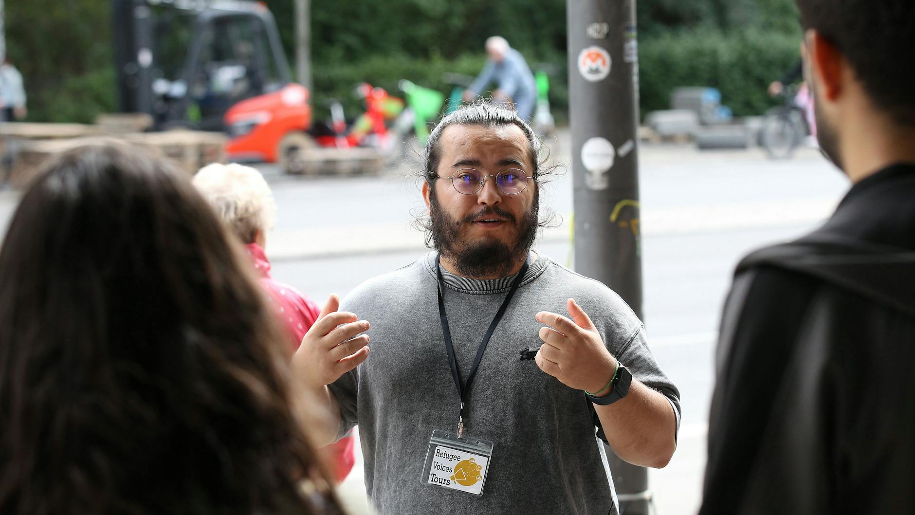 Bei Refugee Voices Tours sind die Tourleiter Geflüchtete. Hier teilt der afghanische Student Ibrar Hossein Mirzai mit, was die Berliner Geschichte auch über das Schicksal seines Landes erzählt.