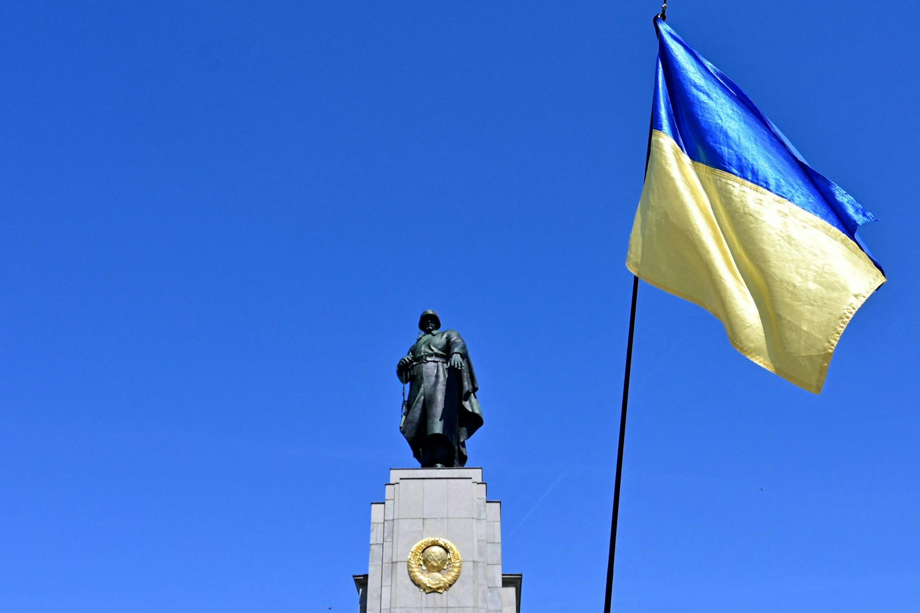 Die ukrainische Flagge weht am Sowjetischen Ehrenmal in Tiergarten.