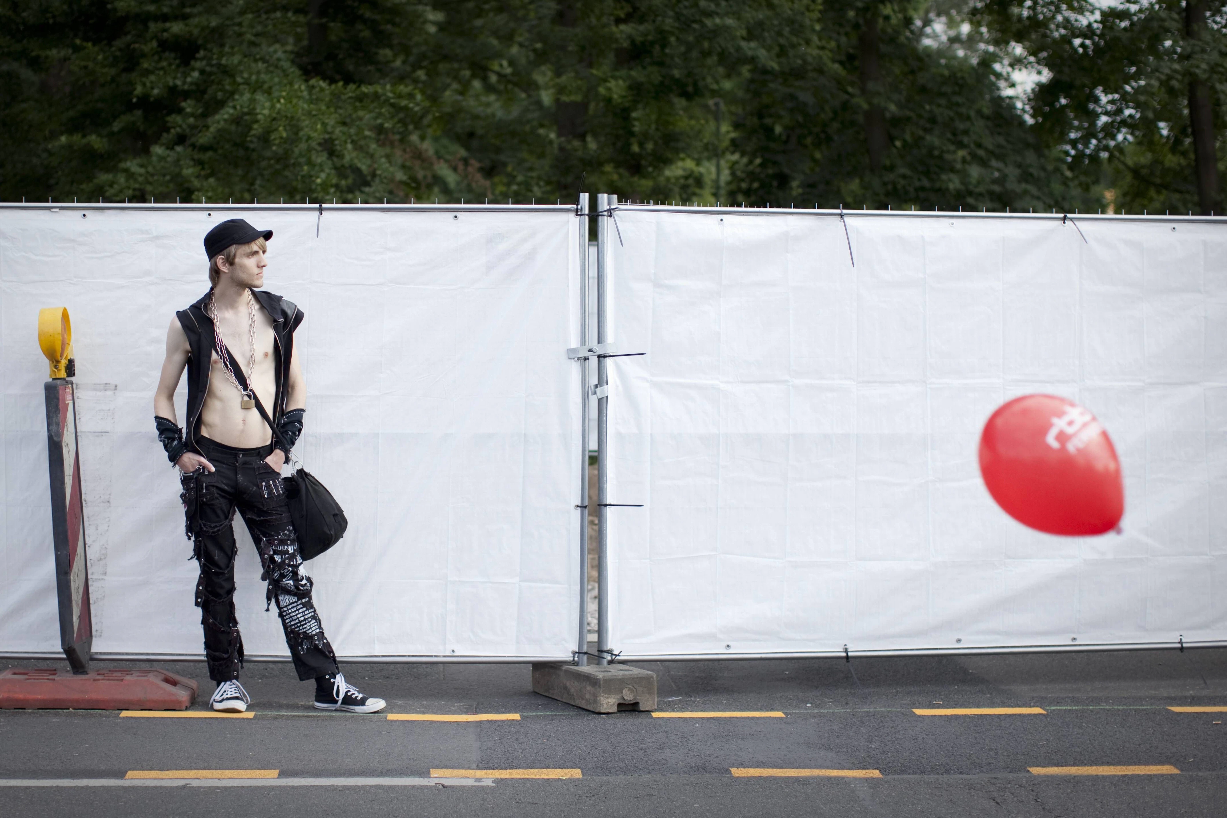 Hält wahrscheinlich Ausschau nach potenziellen „Daddys“: ein einsamer „Twink“ am Rande der CSD-Parade.