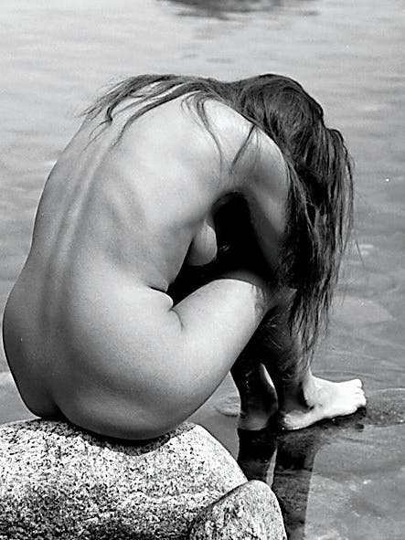 Nackte am Wasser: Das Lieblingsmotiv von Klaus Ender, in Schwarz-Weiß fotografiert.