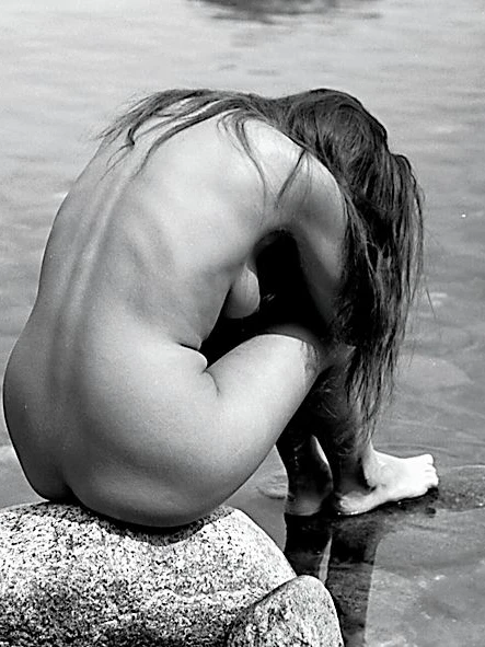 Nackte am Wasser: Das Lieblingsmotiv von Klaus Ender, in Schwarz-Weiß fotografiert.