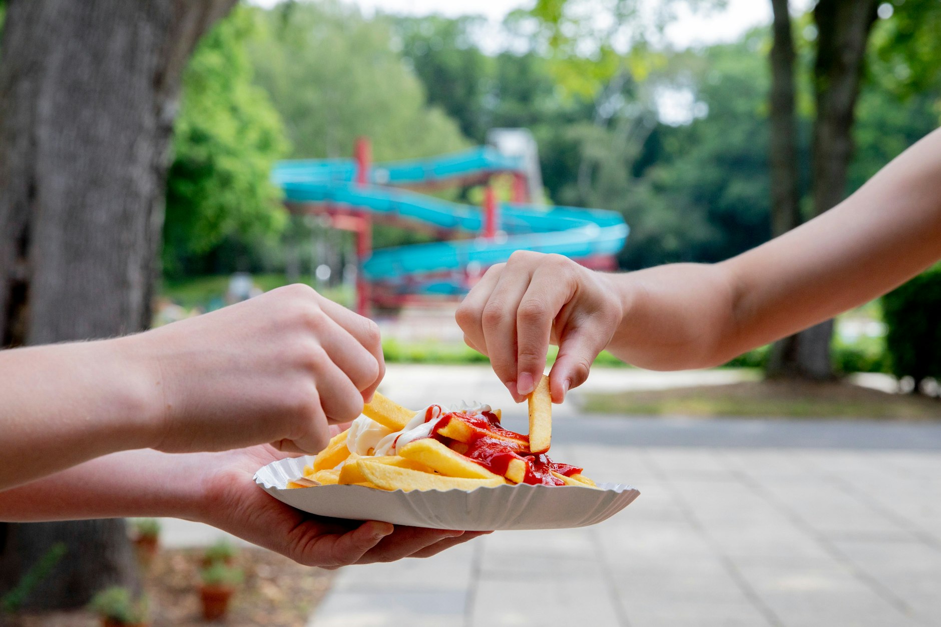 Heiße Pommes schmecken nicht nur im Freibad. Mit unserem Rezept gelingen sie auch zu Hause, sogar ganz ohne Fritteuse.