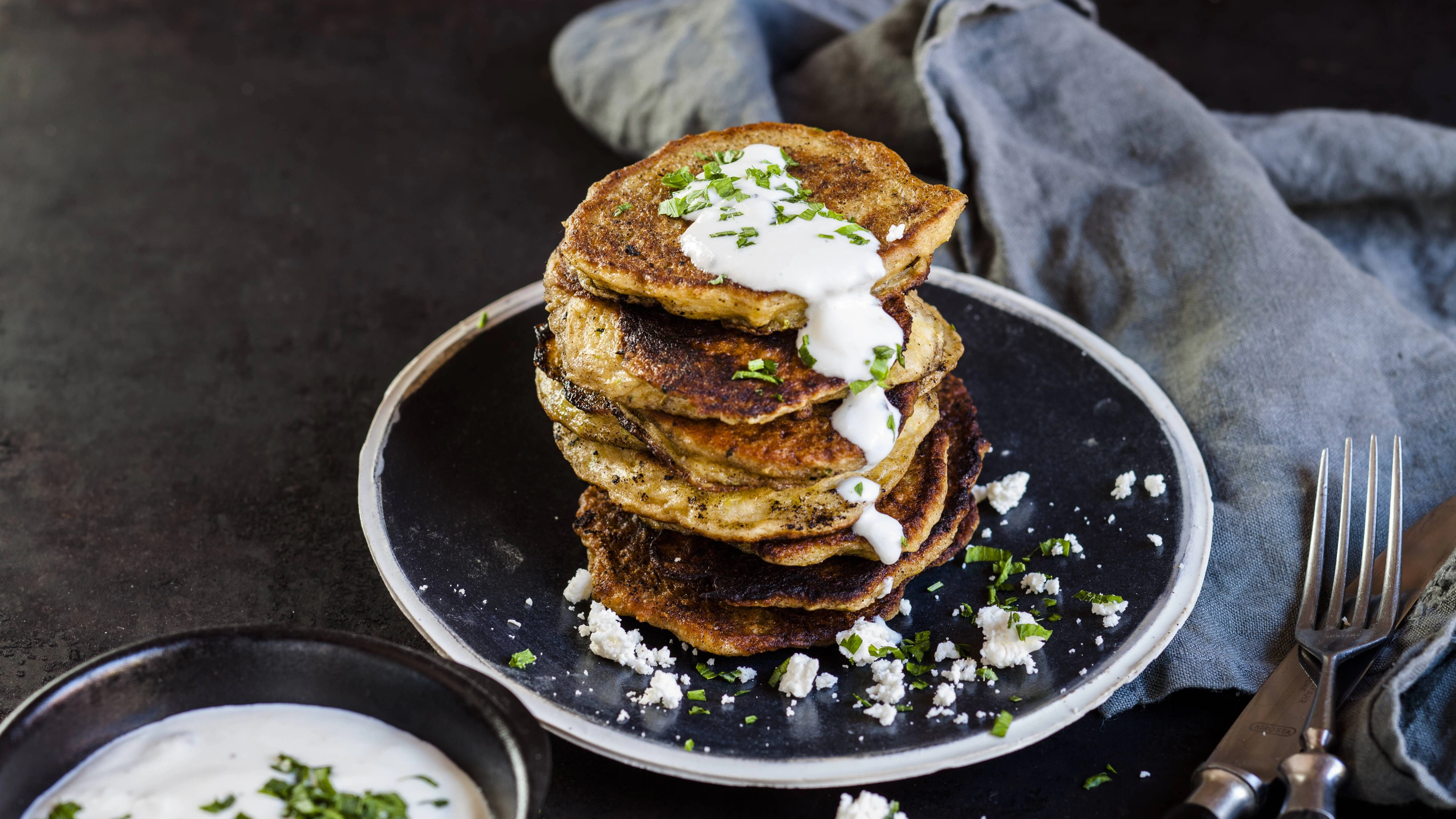 Zu Zucchini-Puffer passen Kräuterquark oder leckerer Tsatsiki.