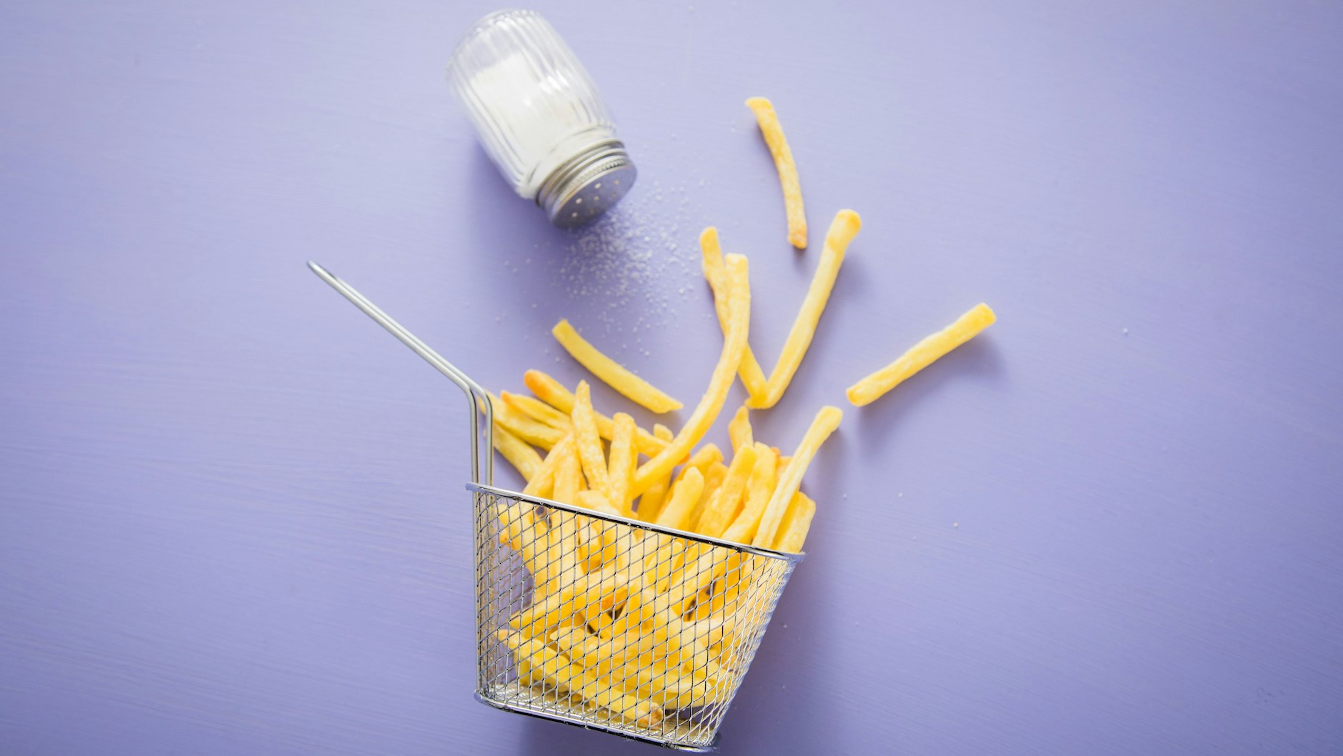 Schön salzig und herrlich knusprig: Damit selbst gemachte Pommes nicht matschig werden, sollte man die rohen Kartoffelstifte gründlich ausspülen und gut abtrocknen.