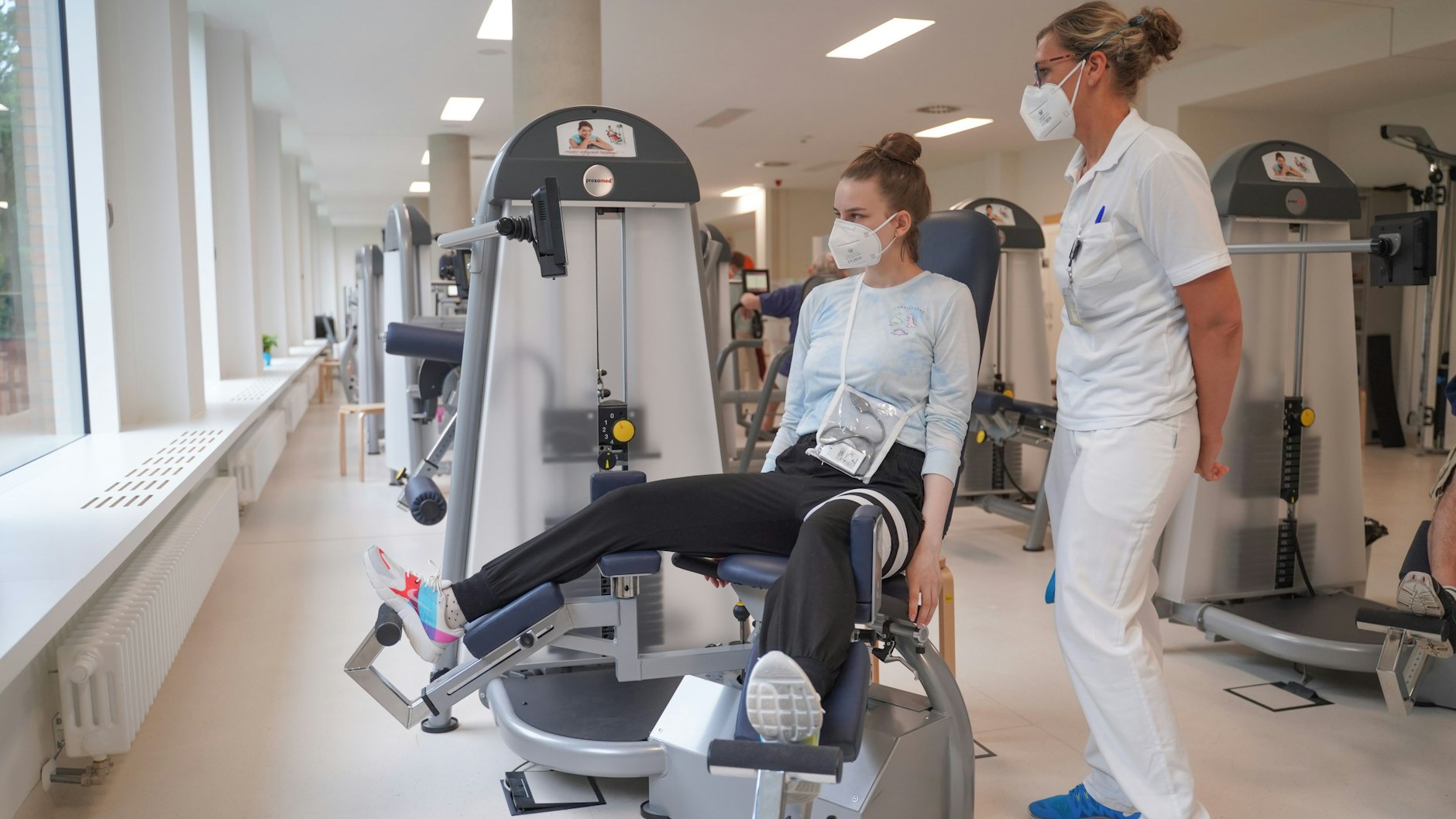 Die „Long Covid“-Patientin Birgit S. bei der medizinischen Trainingstherapie mit der Sporttherapeutin Eva Brosch im UKB.