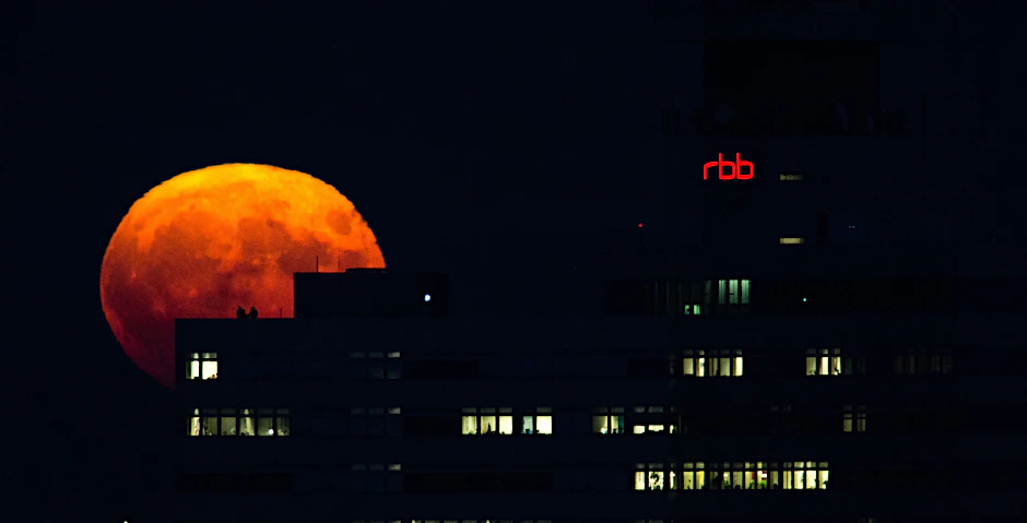 Ein Supermond steht im Jahr 2016 über dem Haus des Rundfunks Berlin-Brandenburg.