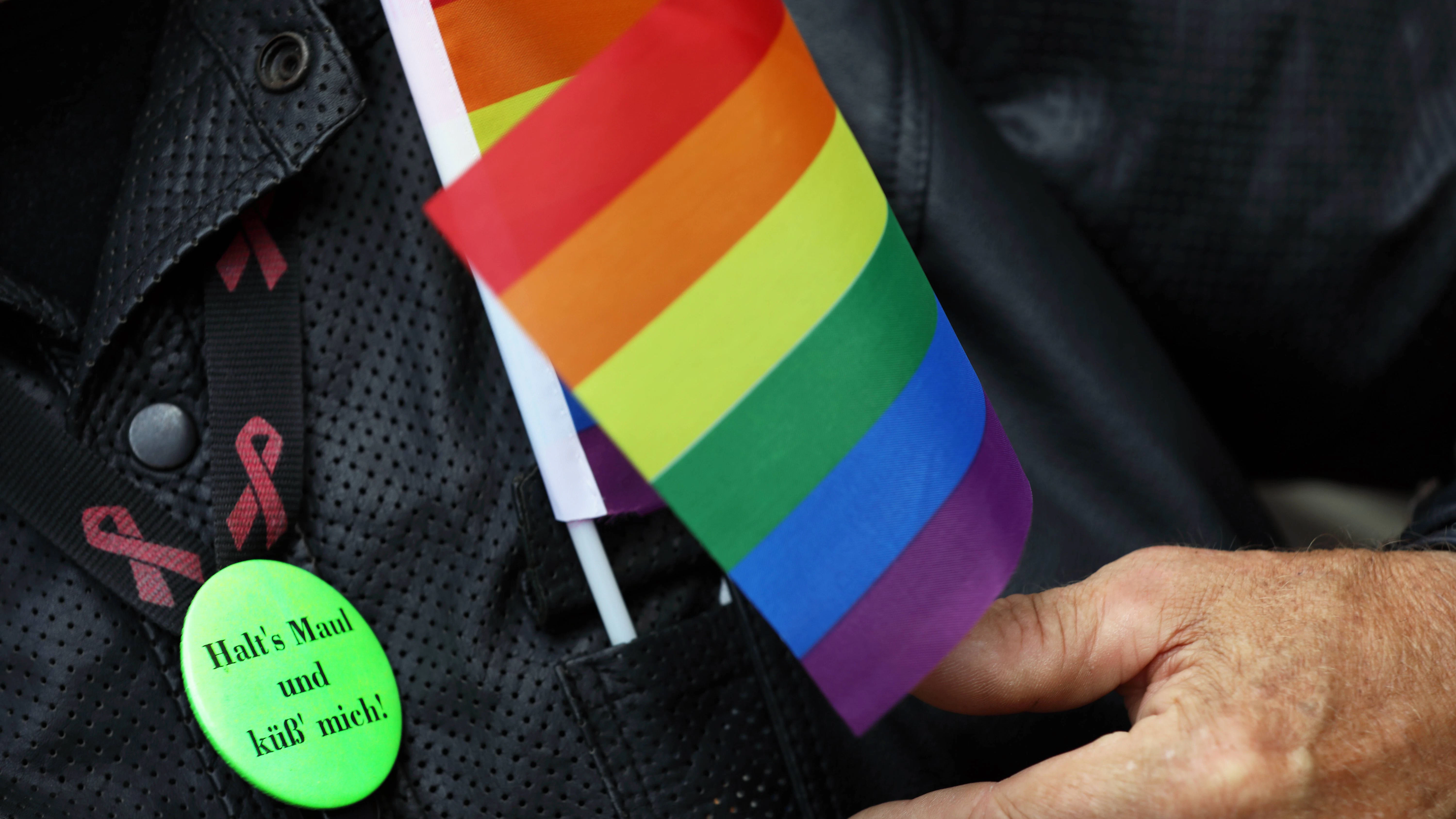 Da sagt jemand, wo’s langzugehen hat: „Halt’s Maul und küß’ mich“, fordert ein dominanter CSD-Besucher.