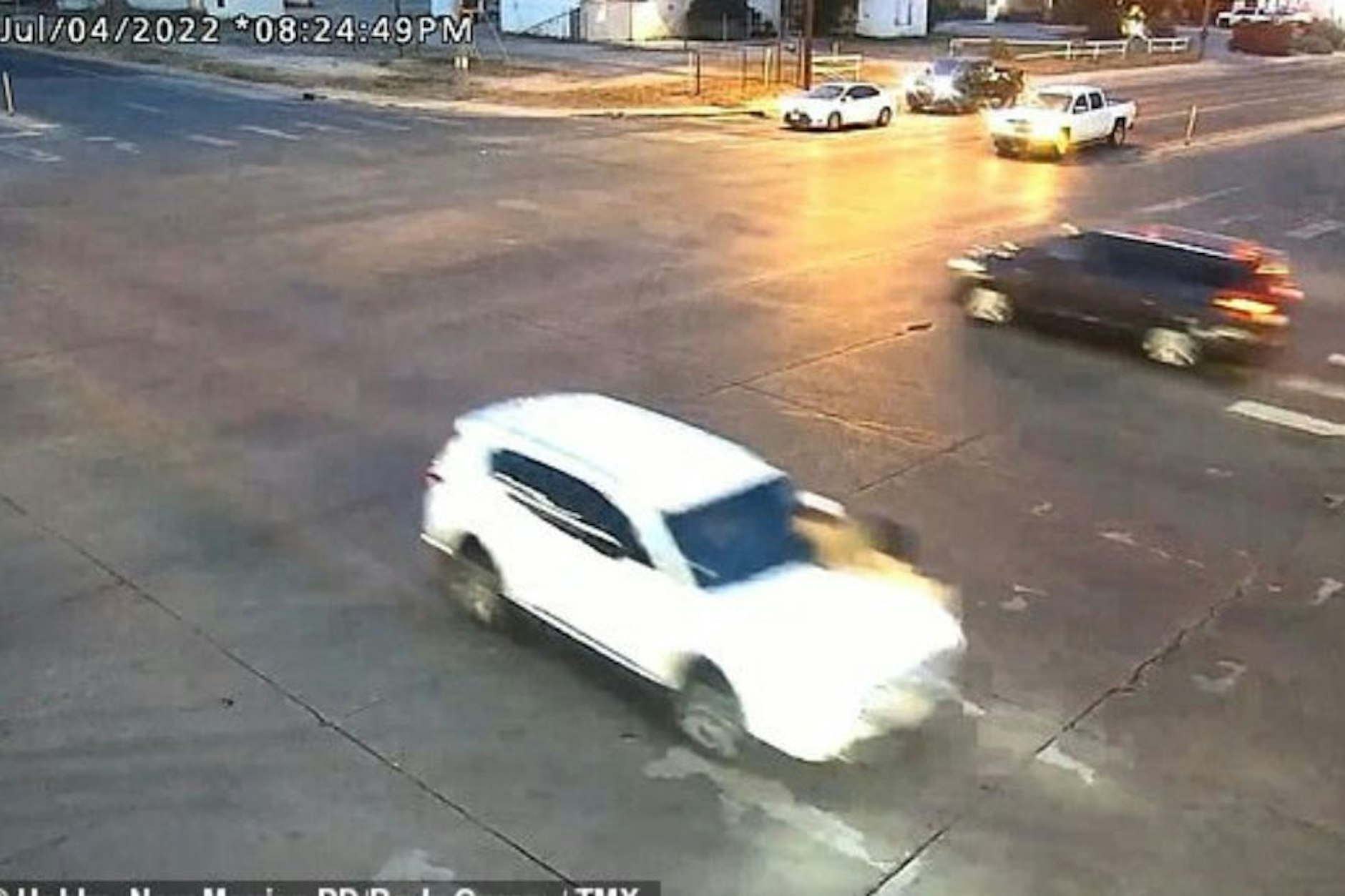 Bilder einer Überwachungskamera zeigen den SUV und die Mutter, die sich an den fahrenden Wagen klammert.