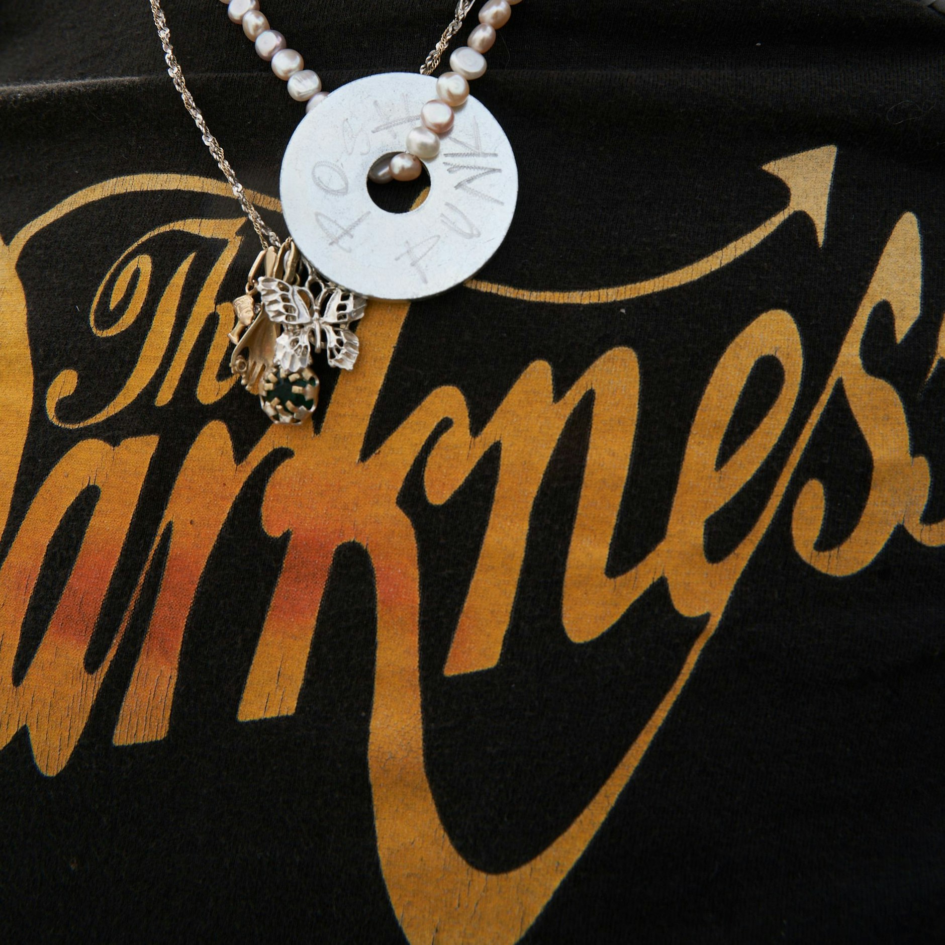 Auch die Kette ist von Stelas Selfmade-Marke Posh Punk, wie man unschwer lesen kann. Der Begriff „Posh Punk“ geisterte übrigens vor etwa zehn Jahren durch die Medien, als Luxuslabels vermehrt Punk-Elemente in ihren Kollektionen verarbeiteten und sich das zum Trend mauserte.