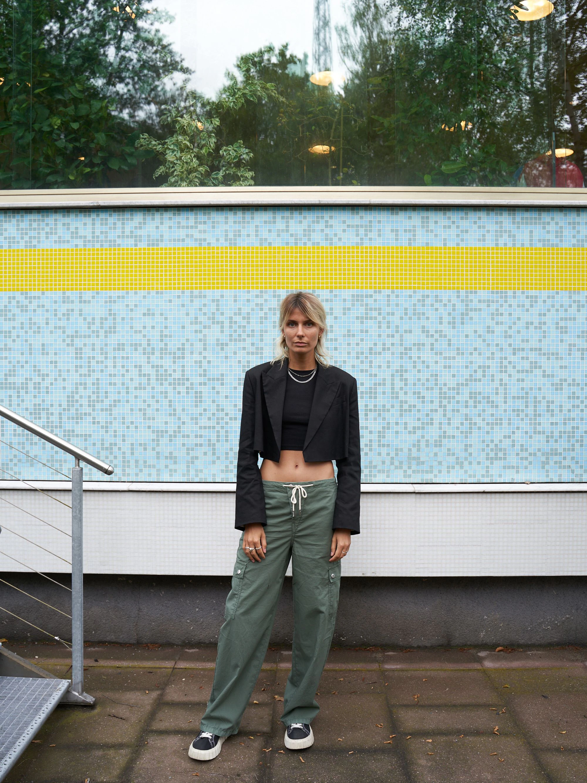 Alex ist aus beruflichen Gründen aus Würzburg angereist, denn sie arbeitet für die Kitzinger Marke Drykorn. Entsprechend setzt sich ihr Look vernehmlich aus Drykorn-Pieces zusammen: cropped Top und Blazer sowie Low-Waist-Cargohose.