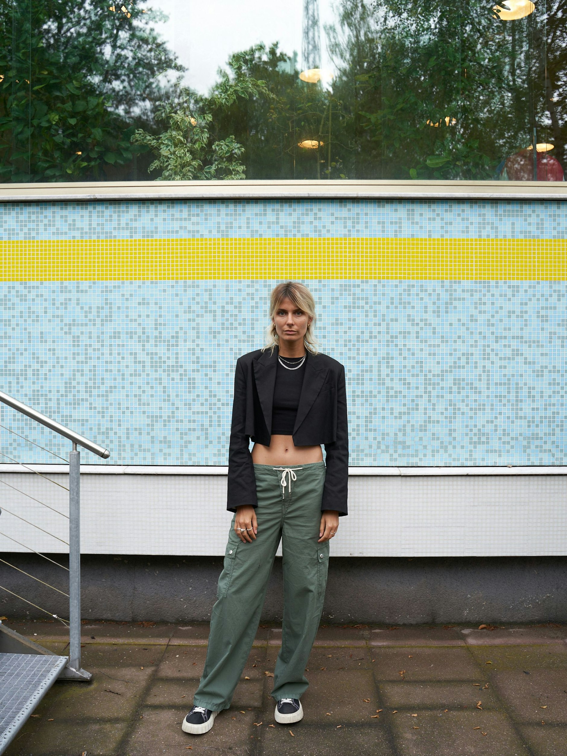 Alex ist aus beruflichen Gründen aus Würzburg angereist, denn sie arbeitet für die Kitzinger Marke Drykorn. Entsprechend setzt sich ihr Look vernehmlich aus Drykorn-Pieces zusammen: cropped Top und Blazer sowie Low-Waist-Cargohose.