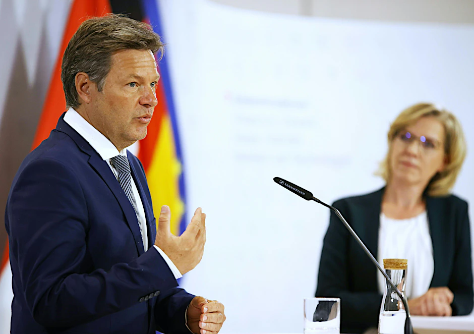 Robert Habeck, Bundesminister für Wirtschaft und Klimaschutz, und seine österreichische Amtskollegin Leonore Gewessler auf einer Pressekonferenz in Wien am 12. Juli 2022.
