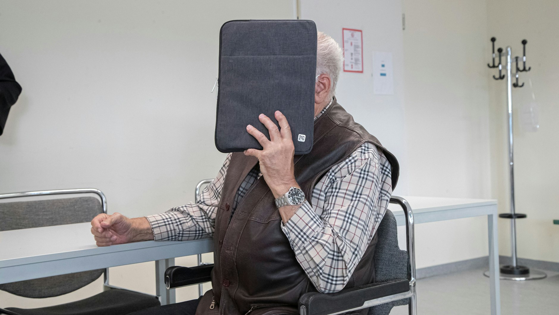 Jörg E. ist heute 85 Jahre alt. Vor Gericht beteuert er seine Unschuld.