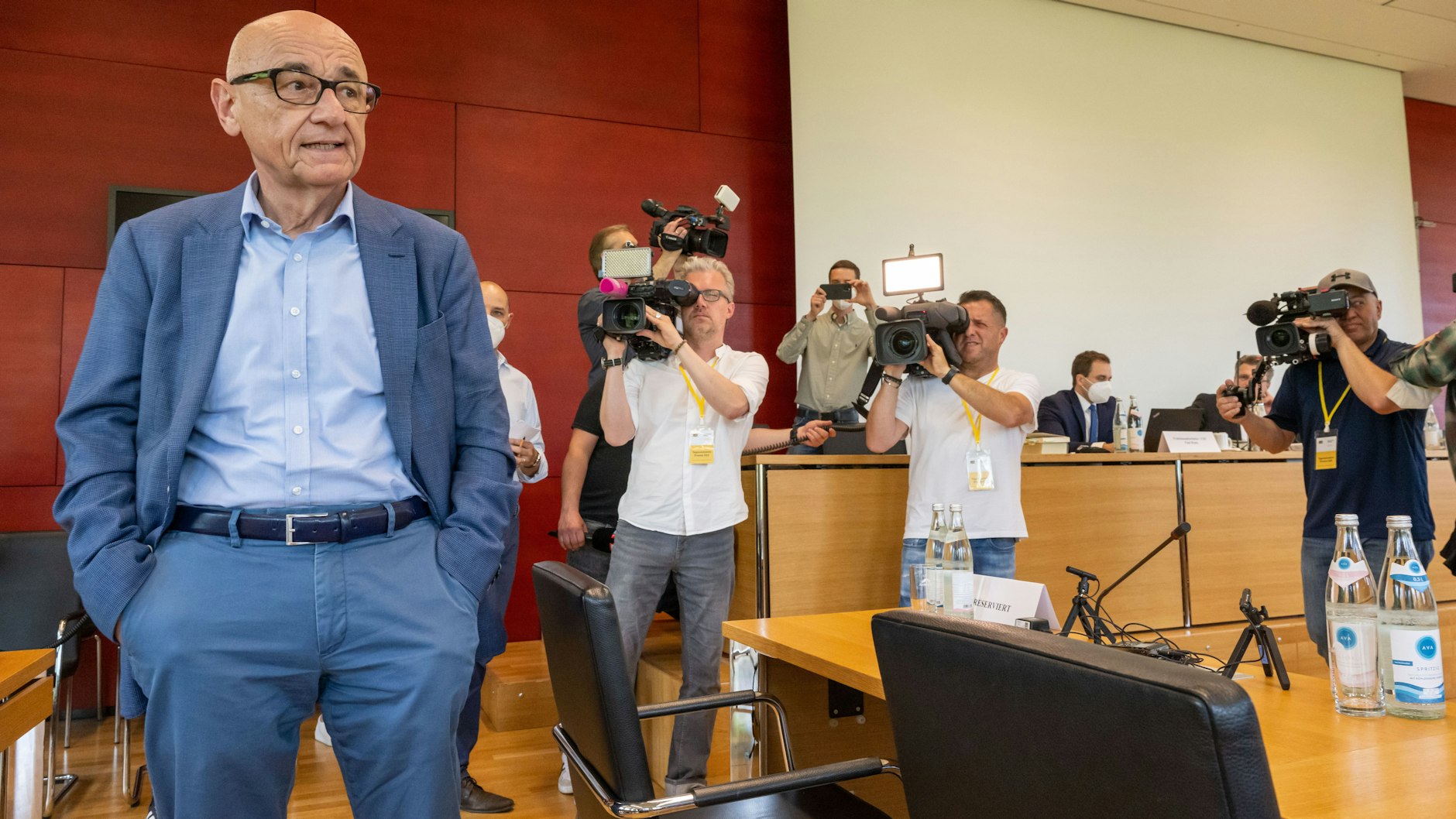 Hände in den Taschen: Alfred Sauter im  Untersuchungsausschuss des bayerischen Landtags.