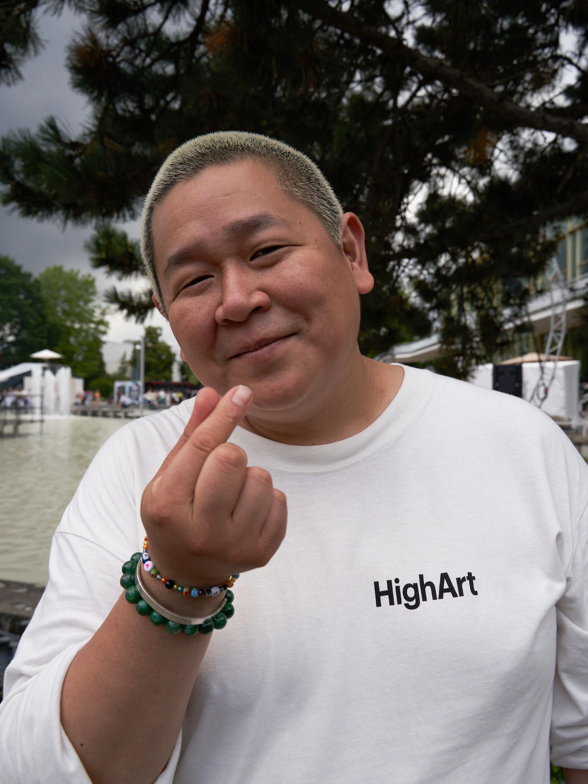 Phuong ist DJ und Gastronom. Seine Familie und er betreiben unter anderem die bekannten Berliner Restaurants District Mot, Sian und Chén Chè&nbsp;Teahouse. Sein „HighArt“-Longsleeve verweist auf einen Magazin-Titel, der von Highsnobiety vor ein paar Monaten&nbsp; herausgebracht und von einer Minikollektion begleitet wurde.