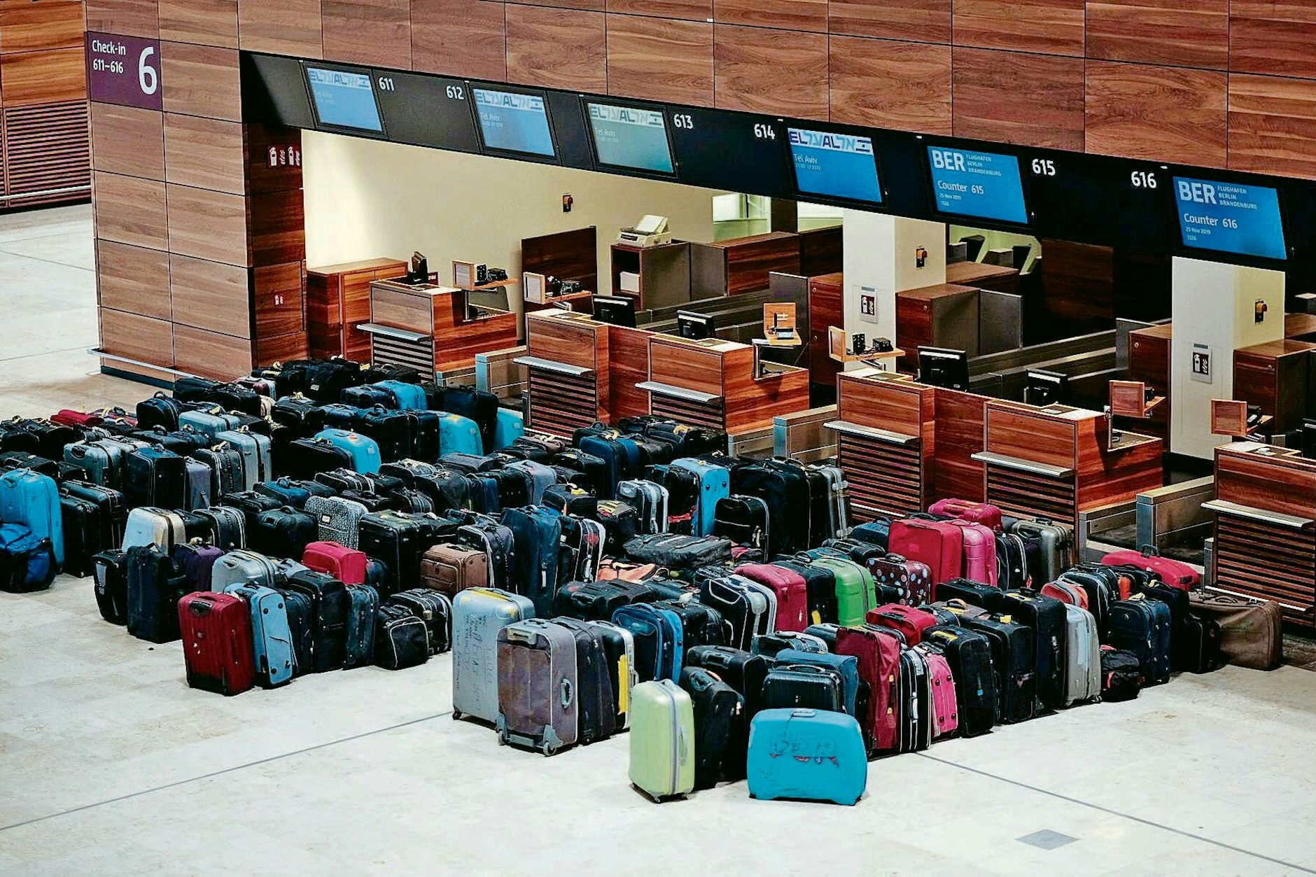 Zurzeit gibt es am Flughafen BER in Berlin ein gewaltiges Kofferproblem.