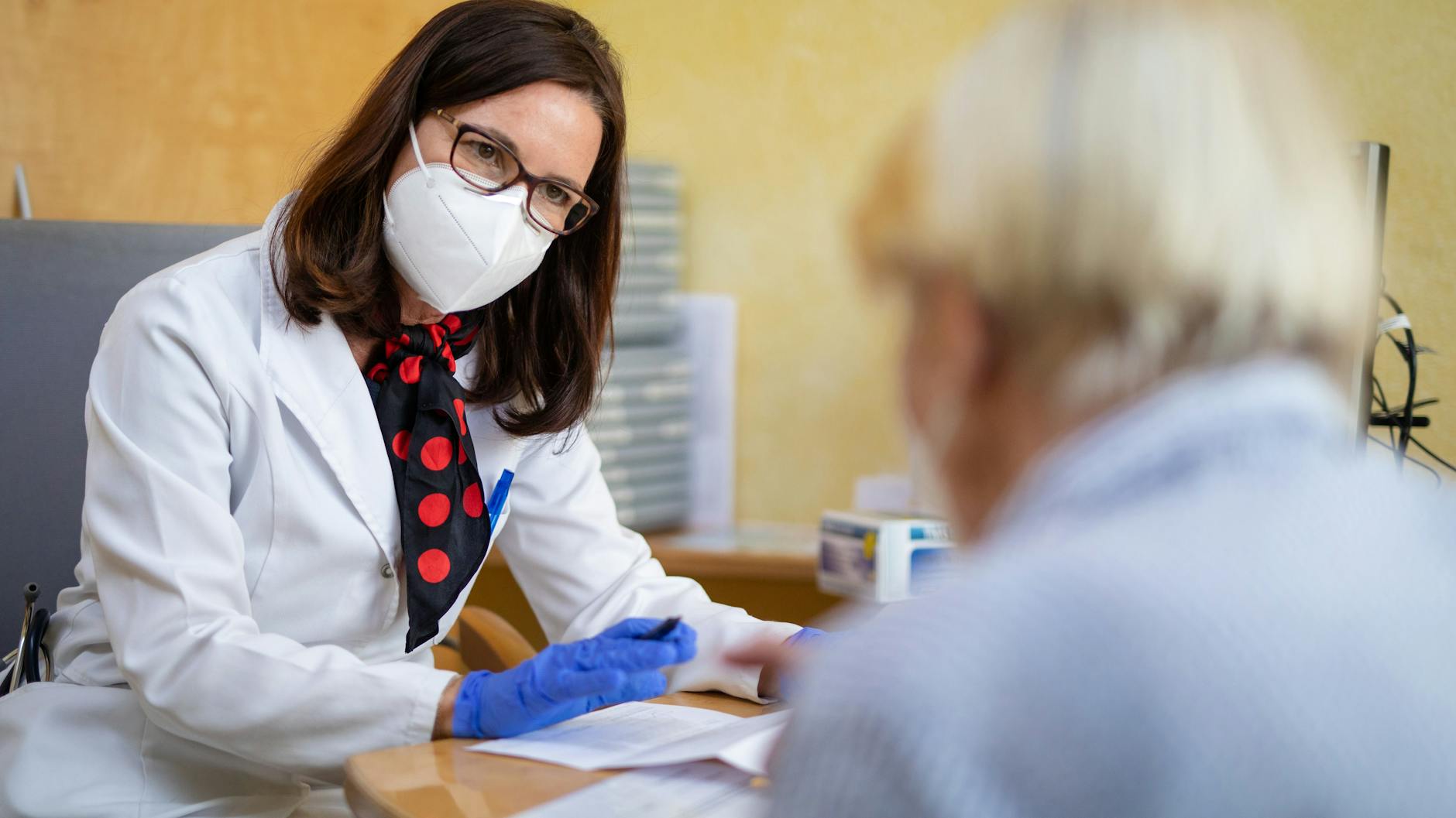 Eine Allgemeinmedizinerin im Patientengespräch. Auf manche dieser Gespräche würden die Hausärzte gerne verzichten und telefonisch Bitten um Krankschreibung entgegennehmen..