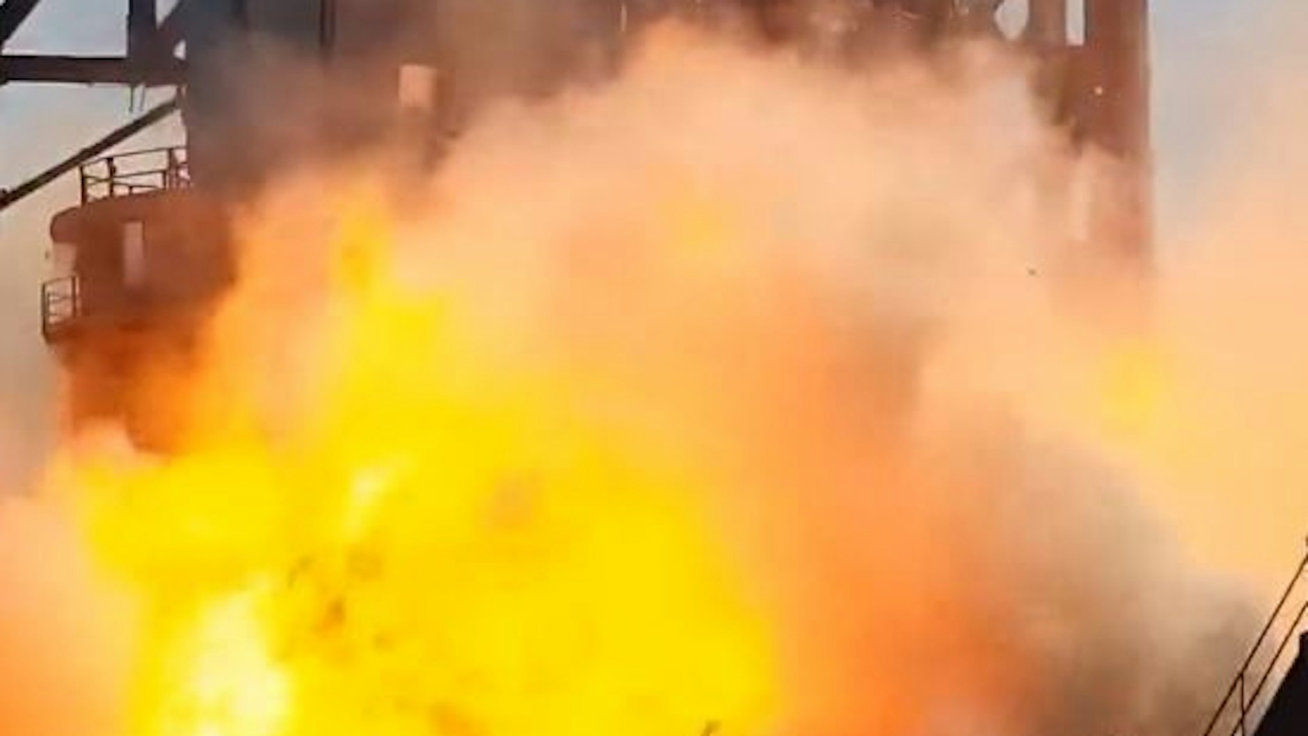 Hier explodieren Teile der Rakete.