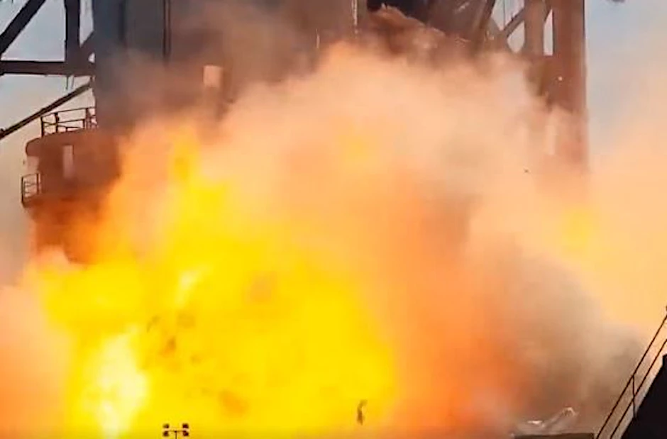 Hier explodieren Teile der Rakete.
