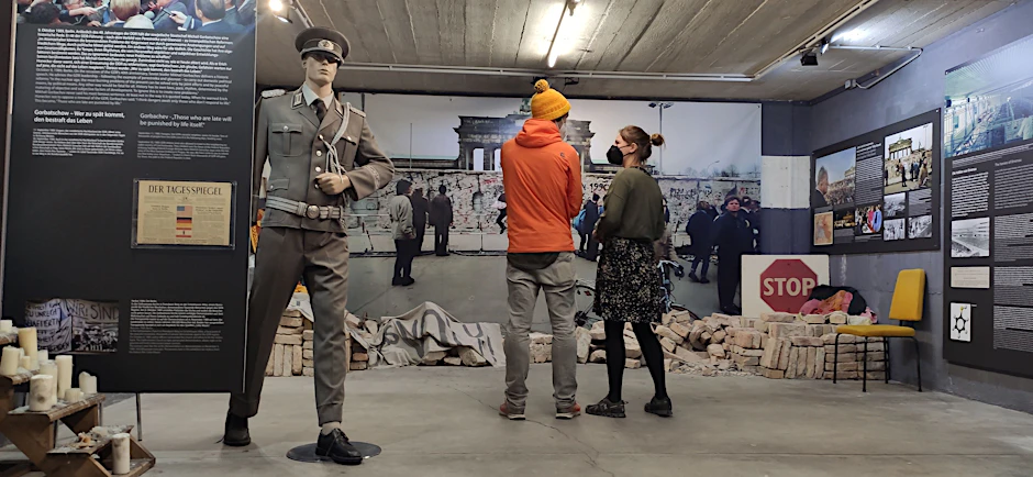 Der Fall der Mauer am 9. November 1989 gehört zu den folgenreichsten Ereignissen der Berliner Geschichte: Blick in den Ausstellungsraum.