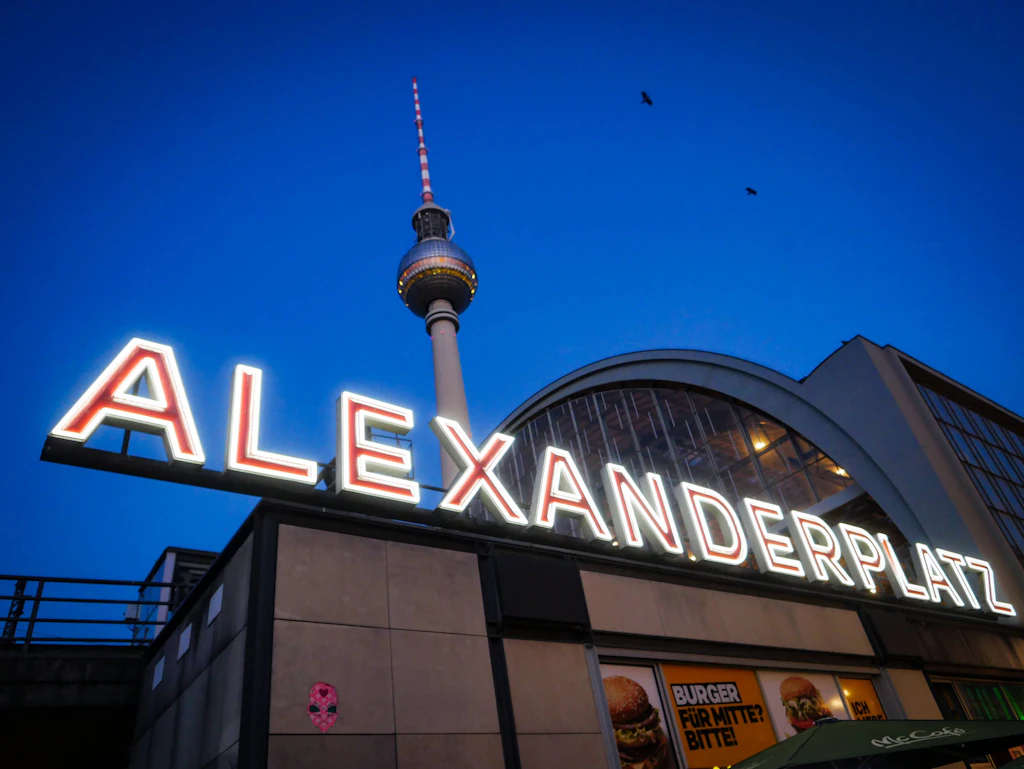 Verwirrte Touristen in Berlin: „Wie komme ich vom Alexanderplatz zum Reichstag?“