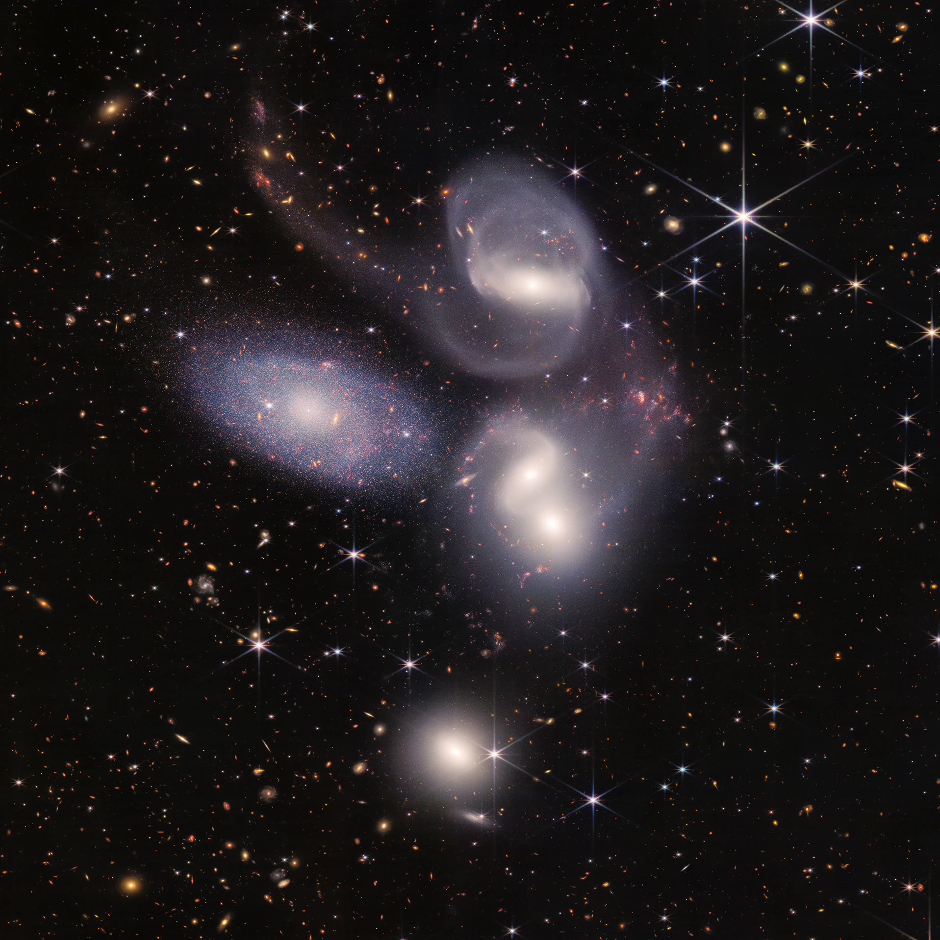 Stephans Quintett nennt sich die kompakte Galaxiengruppe im Sternbild Pegasus, etwa 290 Millionen Lichtjahre von der Erde entfernt.