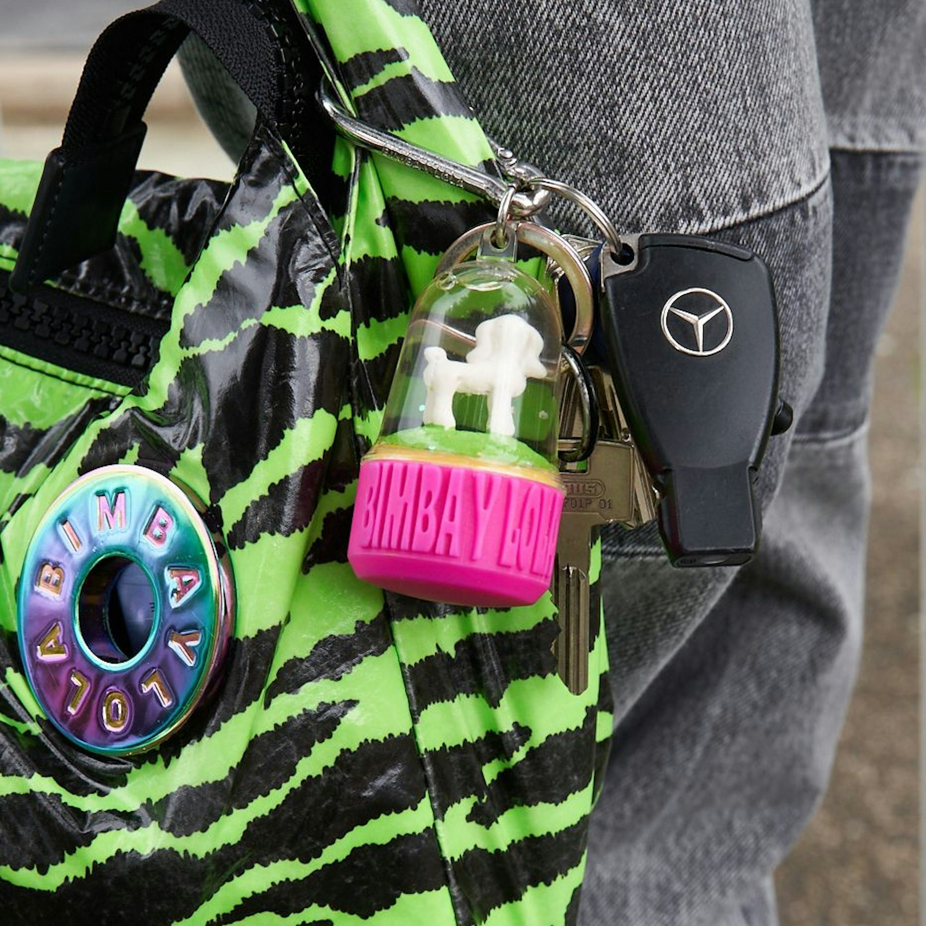 Die spanische Marke Bimba y Lola lässt es krachen: neongrünes Zebra mit Pudel-Schneekugel. Mika gruppiert ihren Autoschlüssel hinzu.