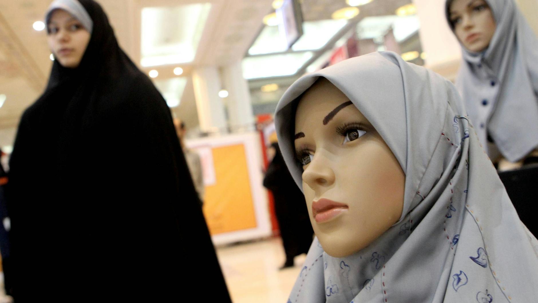 Frauen müssen im Iran einen Schleier tragen, Männer nicht.