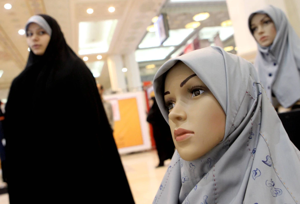 Trotz Haftstrafen und Peitschenhieben: Aufstand gegen Schleier im Iran