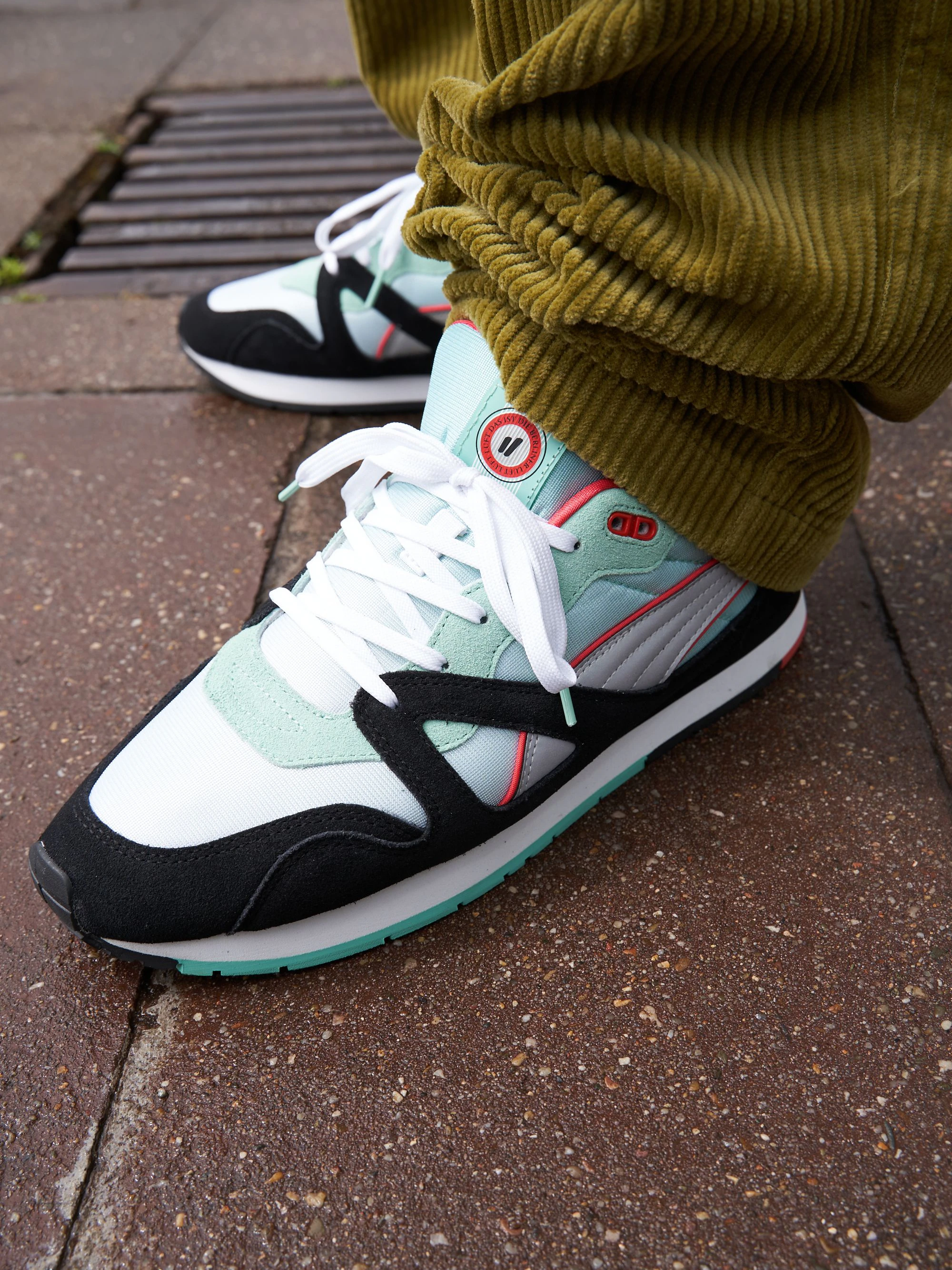 Die Turnschuhe sind eine Kollaboration von Overkill und Puma. Als zweite Berliner-Luft-Edition, die von gleichnamigen Pfefferminz-Schnaps inspiriert ist, wurden sie vor ein paar Tagen gelauncht.