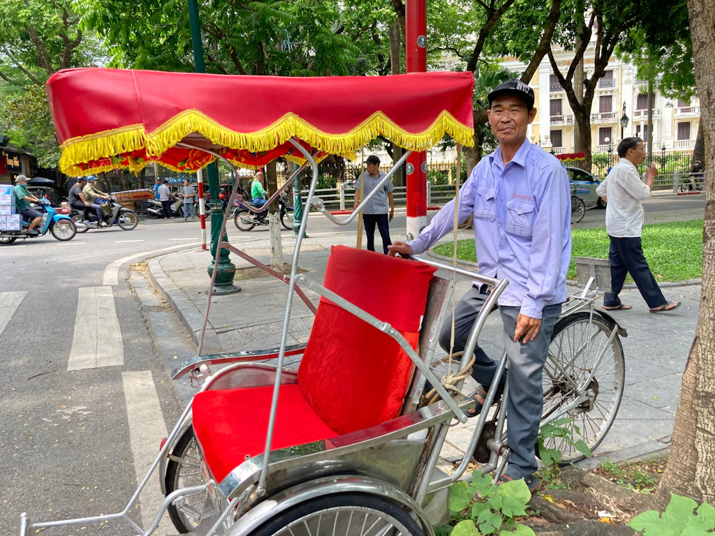 Im Rikscha-Takt durch Hanoi: Haben Vietnams Fahrradtaxis ausgedient?