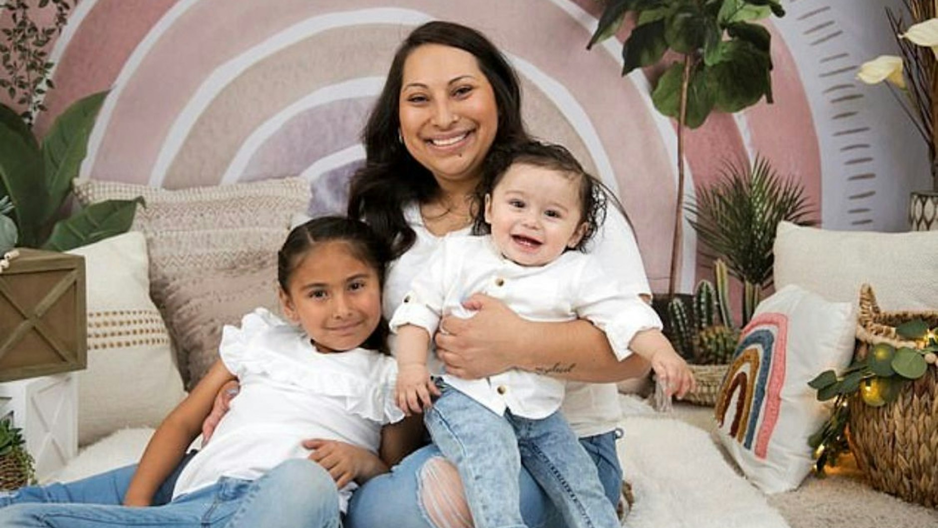 Melody Maldonado (33) und ihre beiden Kinder. Die Mutter brach sich bei ihrem todesmutigen Einsatz einen Fuß, die Kleinen kamen mit dem Schrecken davon.