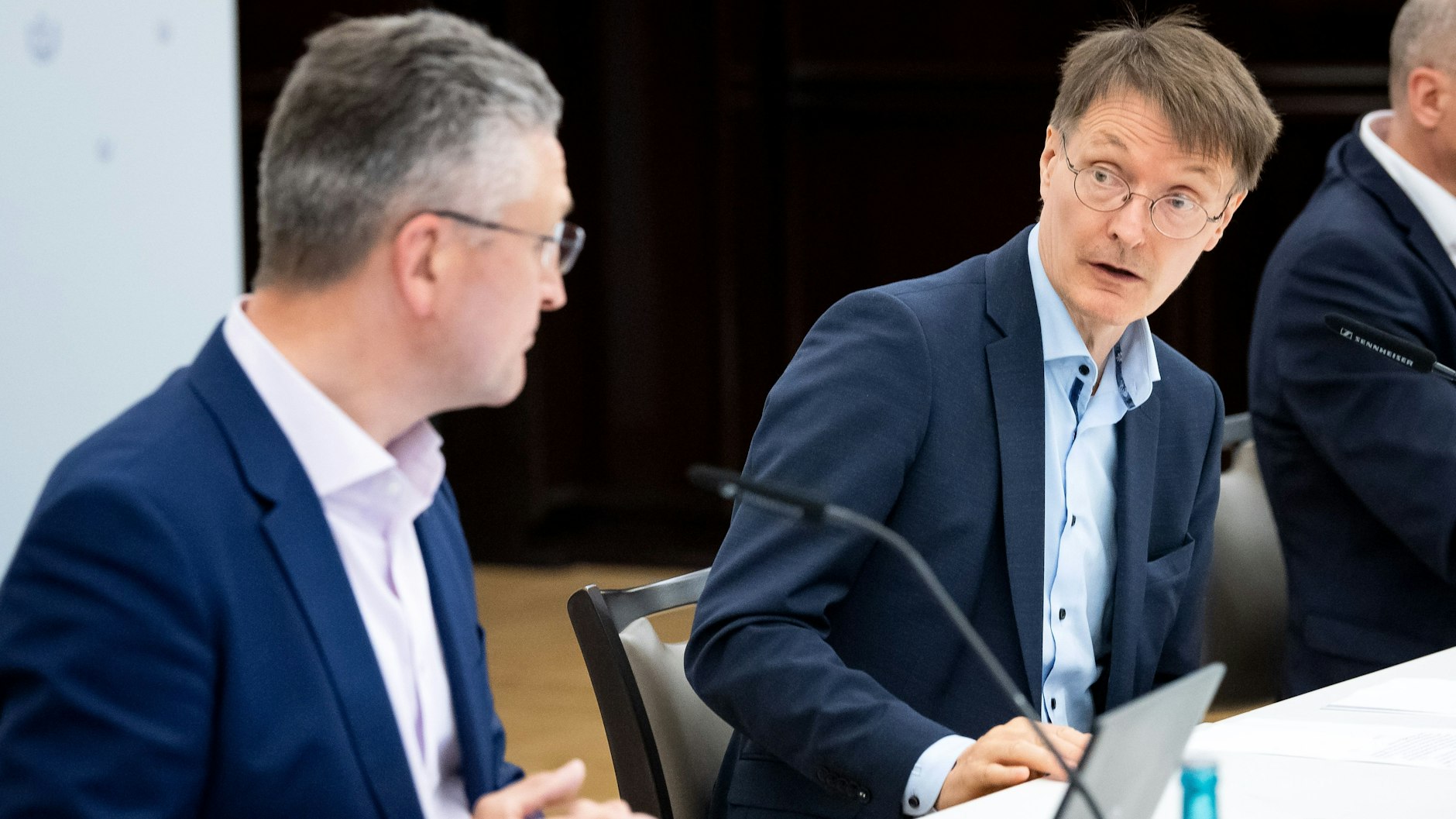 Omikron BA5: Lauterbach widerspricht RKI