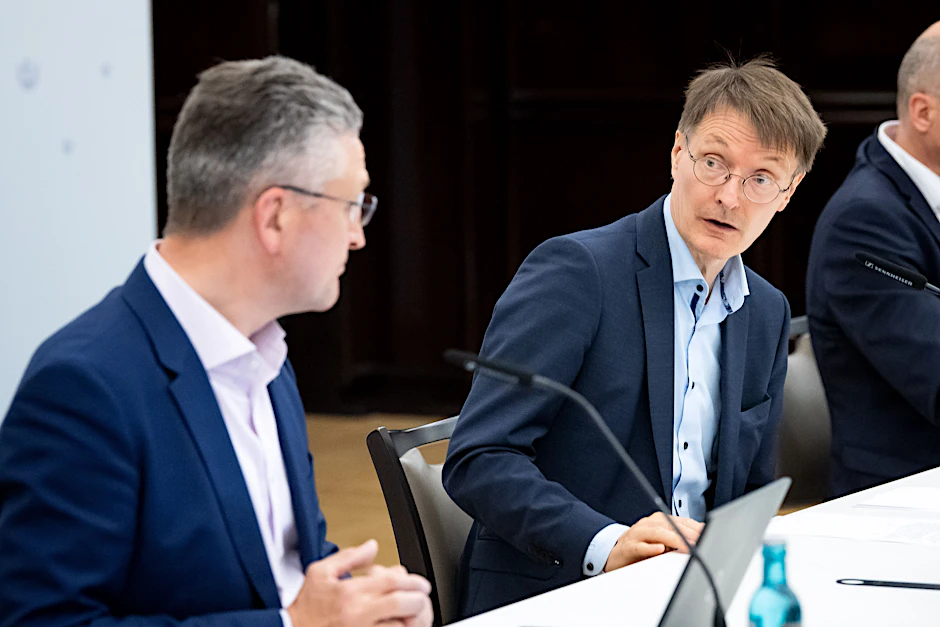 Lothar Wieler (links), RKI-Präsident, und Bundesgesundheitsminister Karl Lauterbach (rechts).