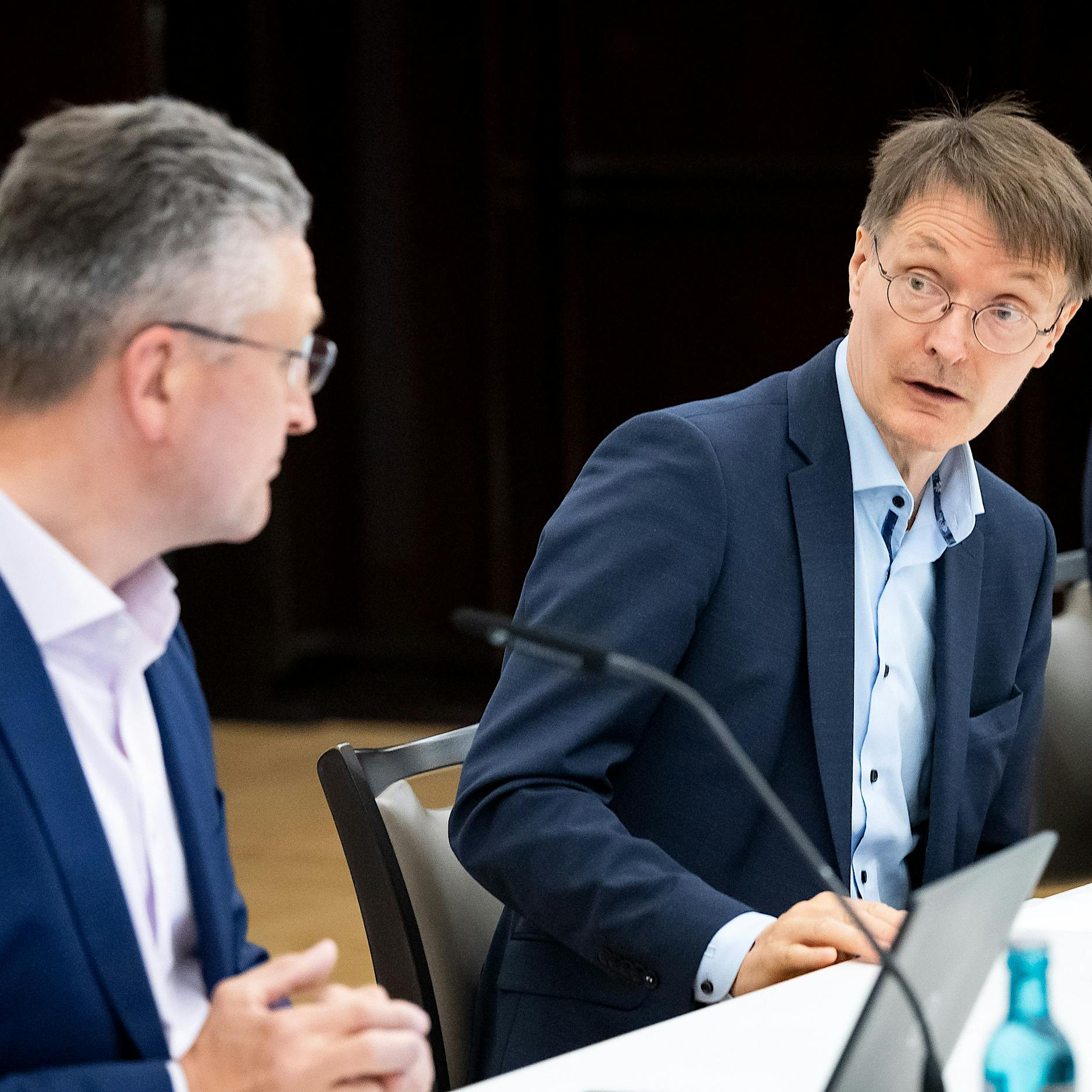 Omikron BA5: Lauterbach widerspricht RKI